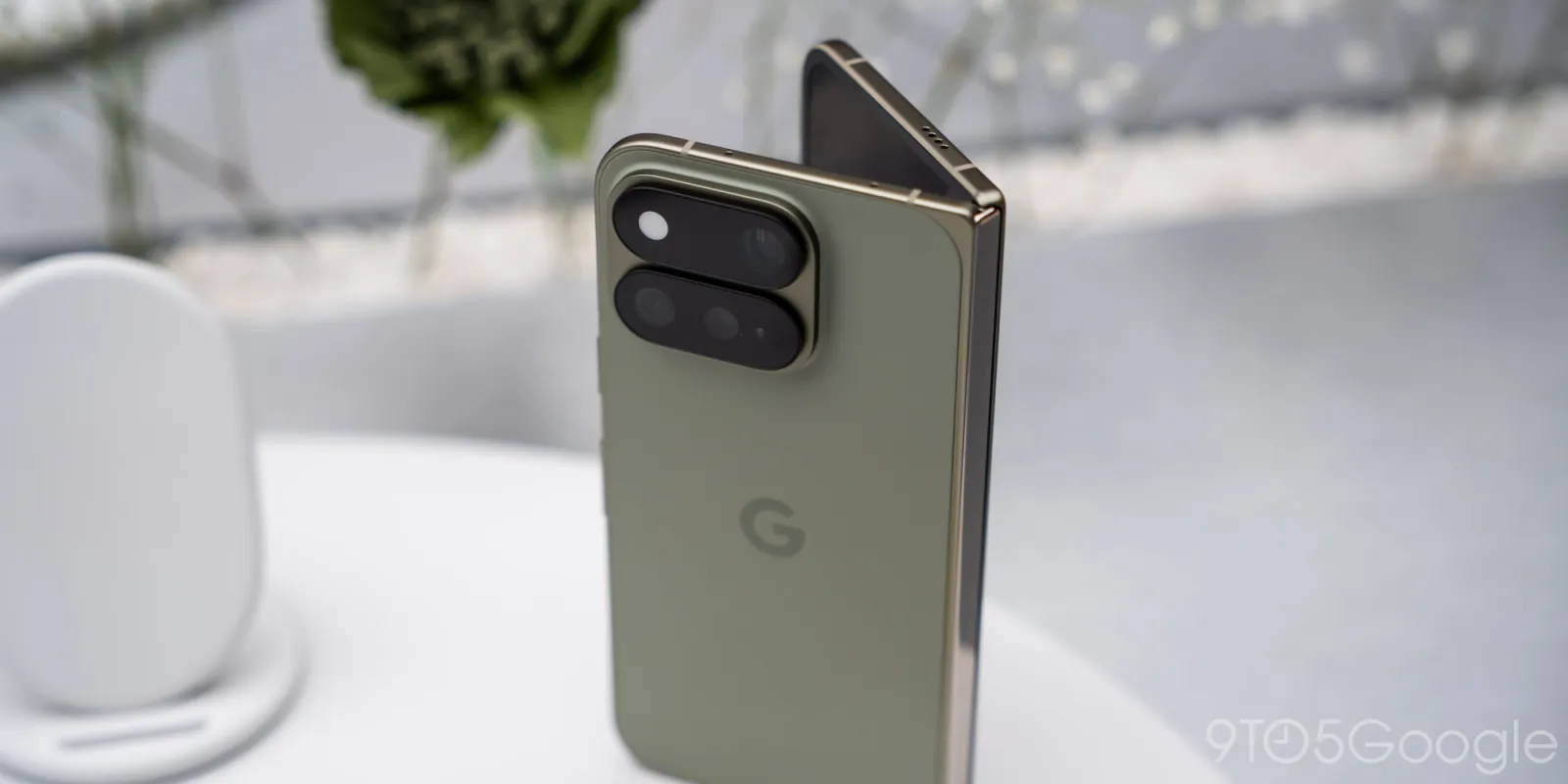 Google Pixel 11 Pro Fold ouvert avec son écran pliable de 8 pouces