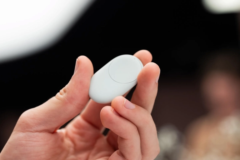 Google Pixel Tag fixé à un porte-clés et localisé depuis un smartphone Android