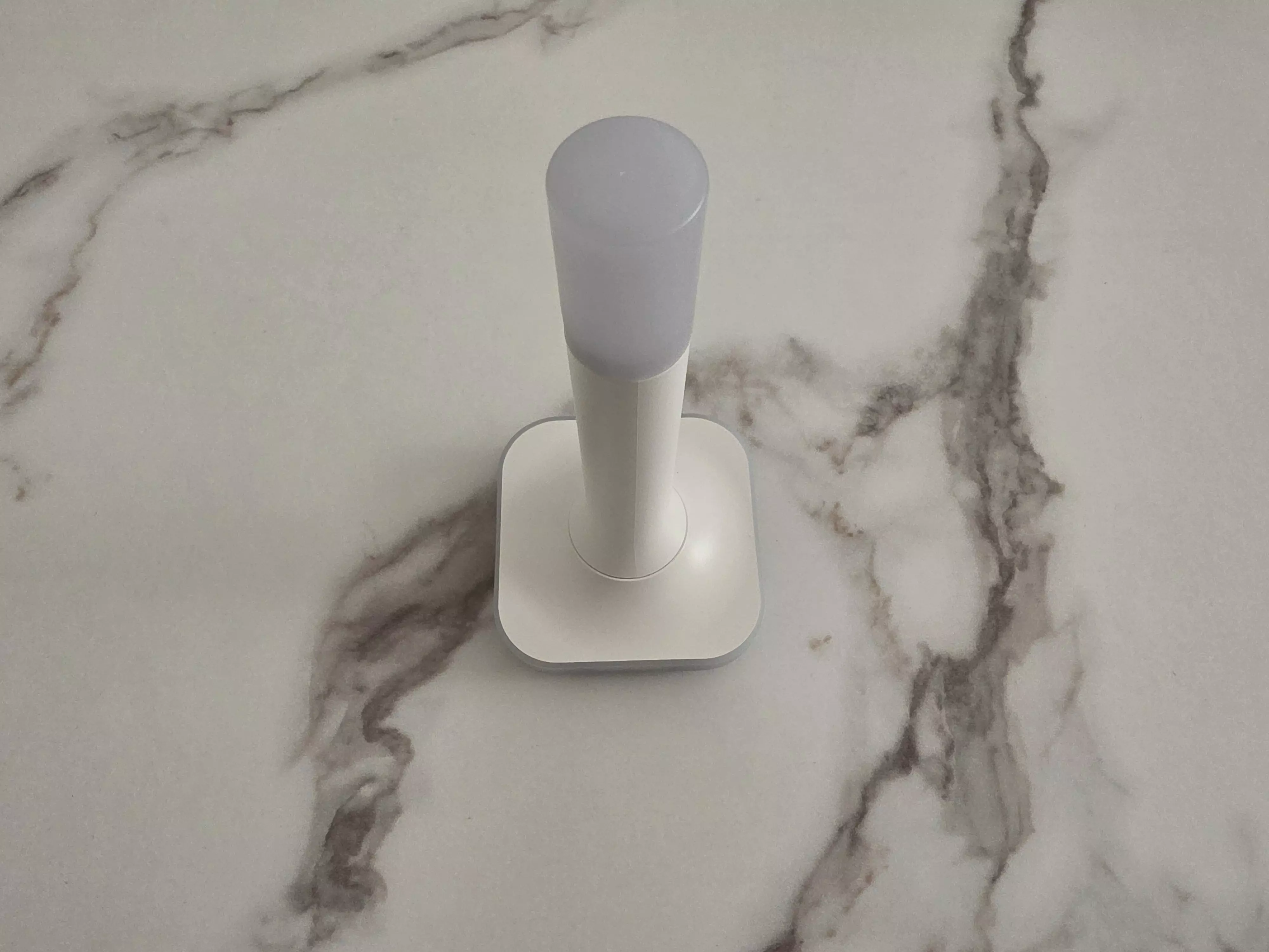 Home Assistant Connect ZBT-2 assemblé avec sa grande antenne blanche verticale sur sa base carrée