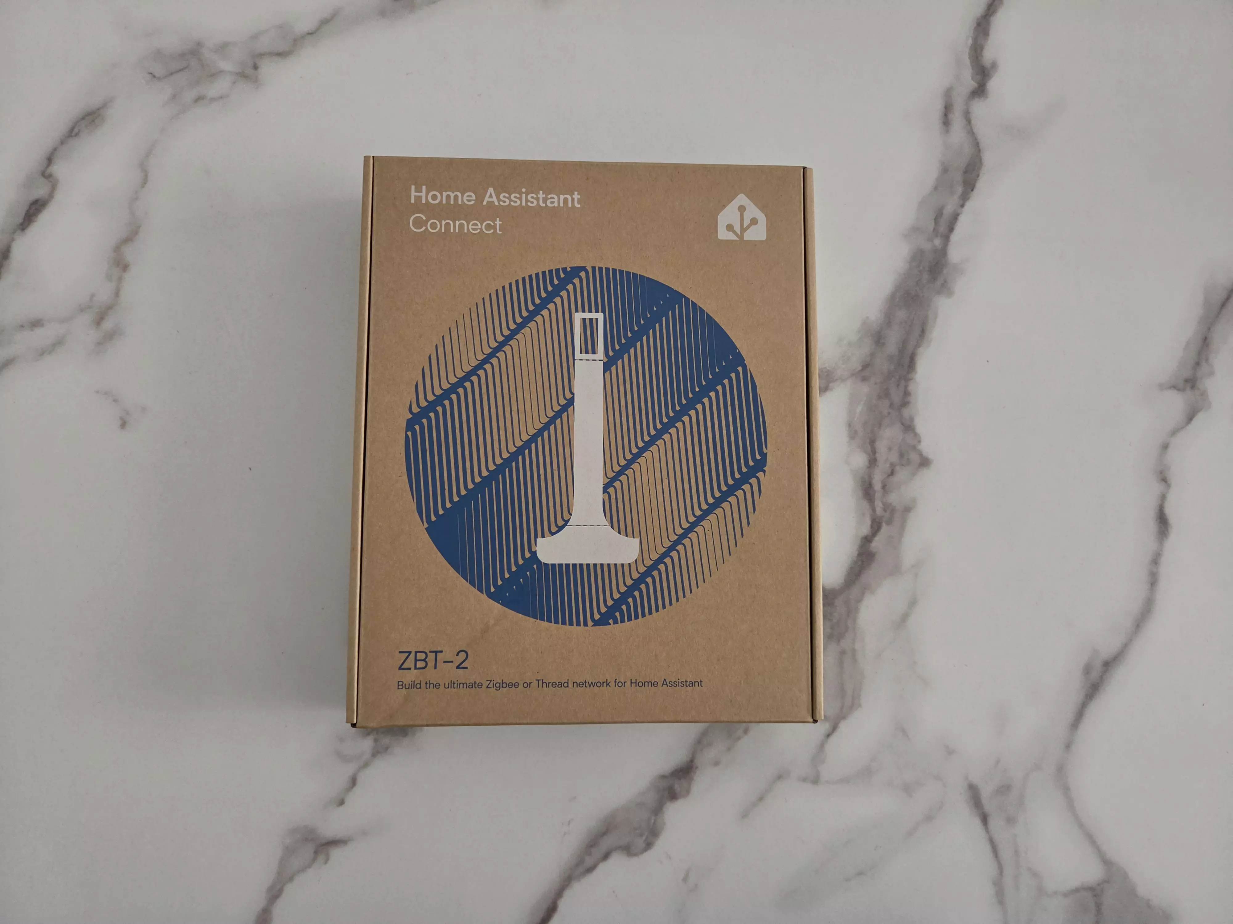 Boîte du Home Assistant Connect ZBT-2 avec illustration de son antenne Zigbee et Thread