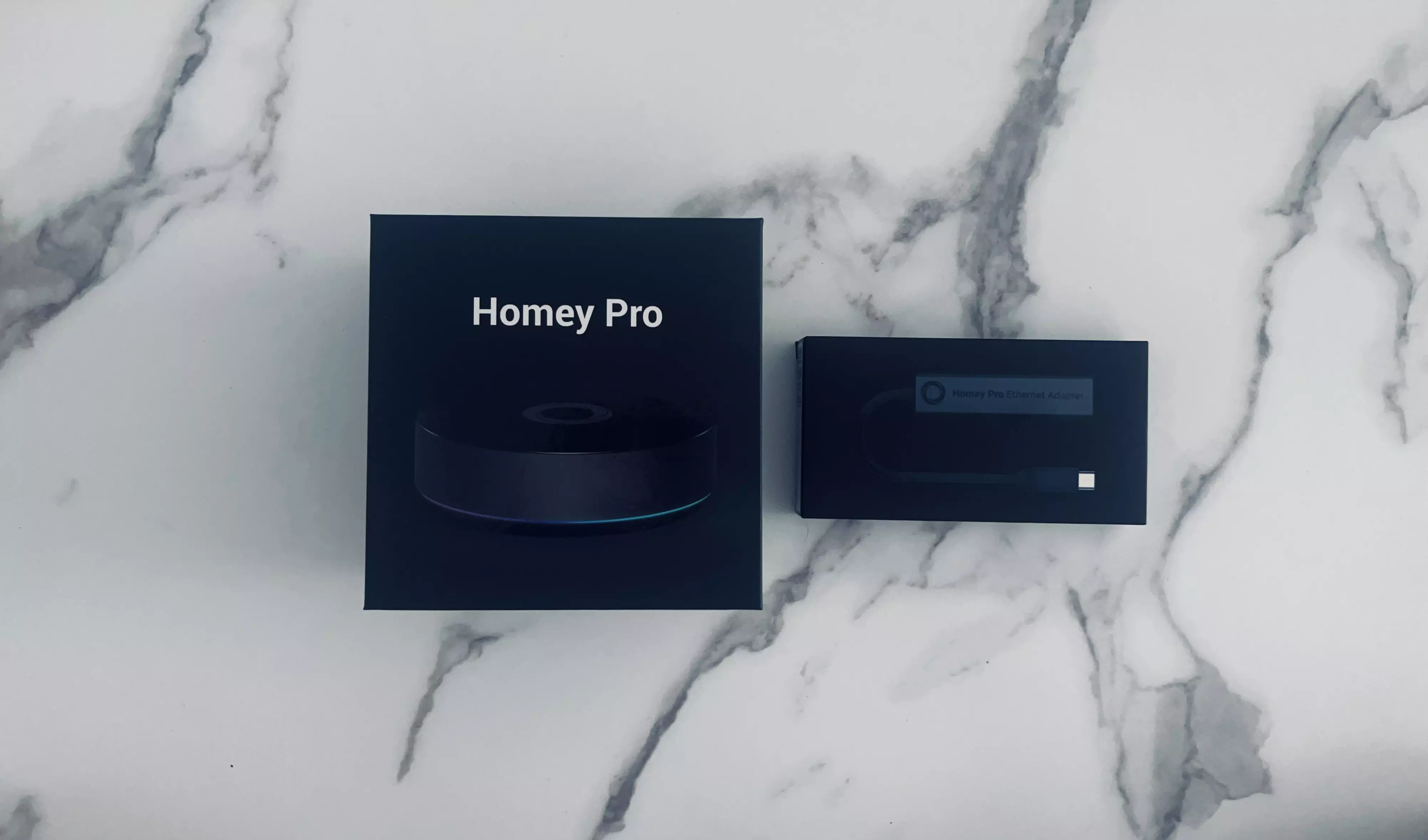 Boîte du Homey Pro à côté de la boîte de l’adaptateur Ethernet Homey Pro