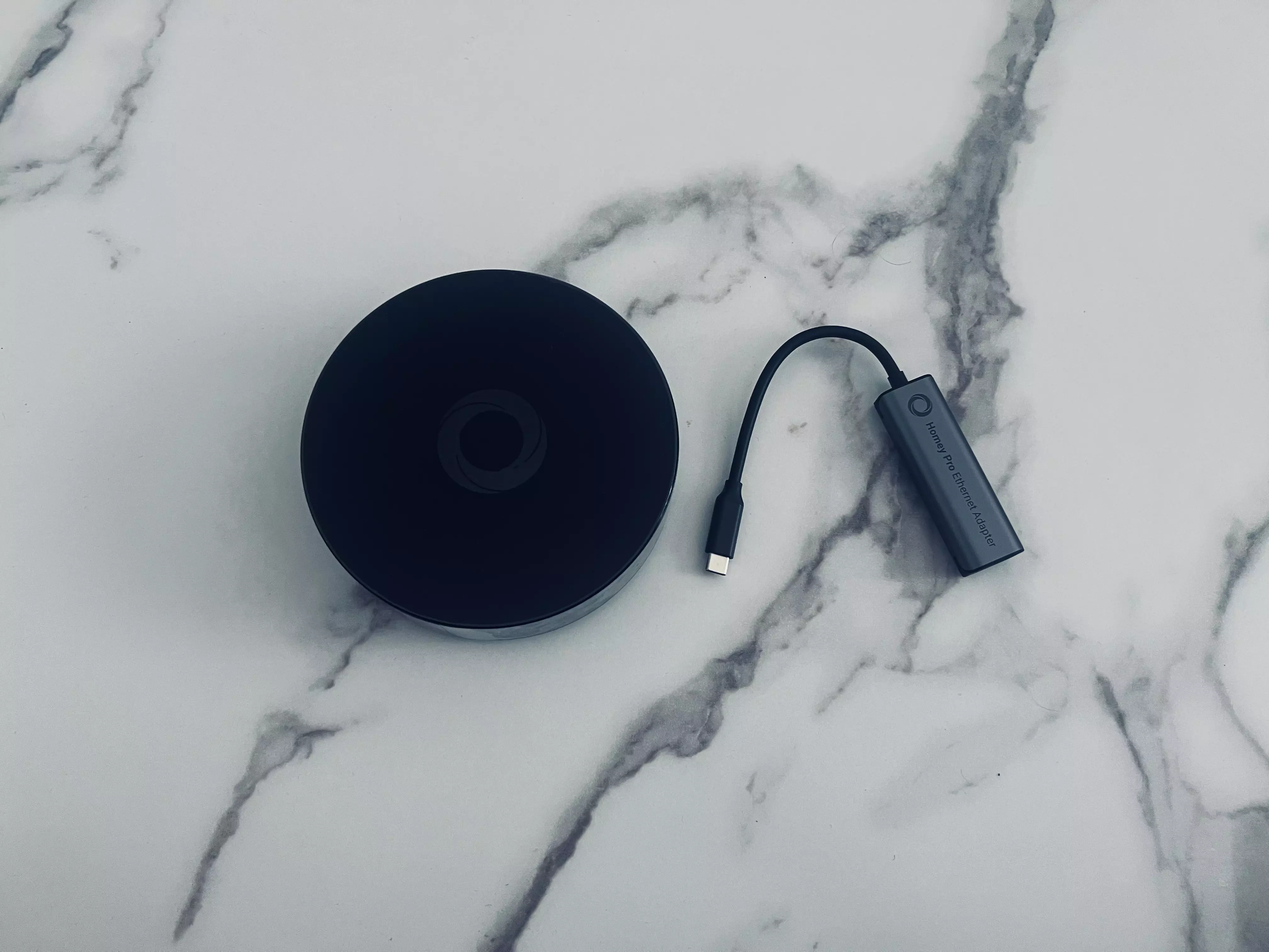 Homey Pro avec son adaptateur Ethernet USB-C posé à côté