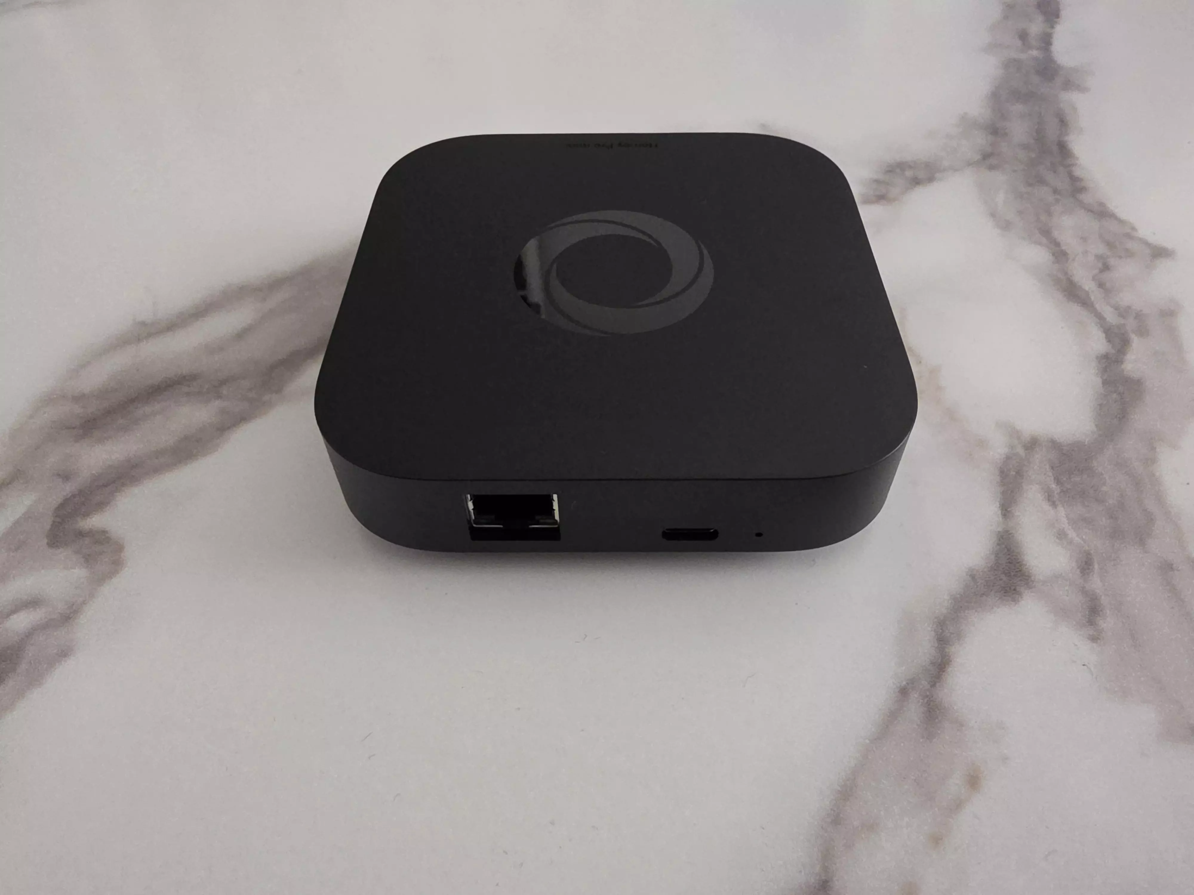 Arrière du Homey Pro mini avec son port Ethernet Gigabit et son port USB-C