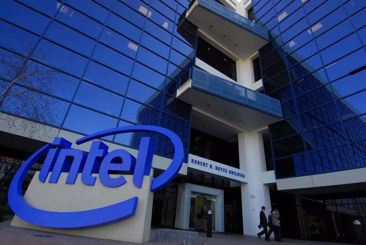 Intel acte un PC desktop coupé en deux avec des sockets grand public et premium