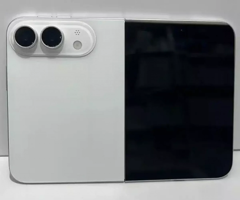 Protection d’écran attribuée à l’iPhone Ultra avec un poinçon circulaire décalé vers la droite