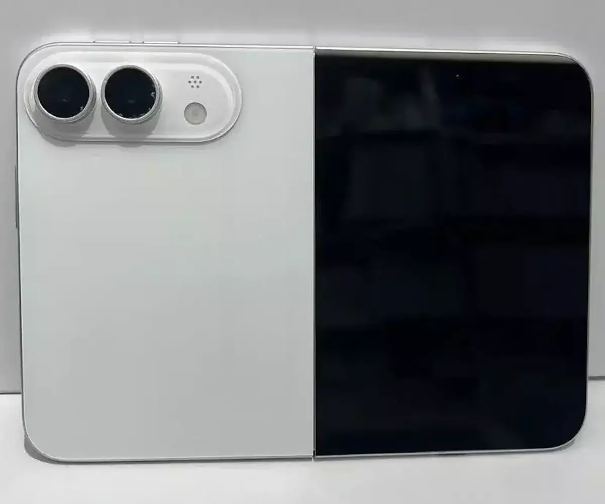 Protection d’écran attribuée à l’iPhone Ultra avec un poinçon circulaire décalé vers la droite