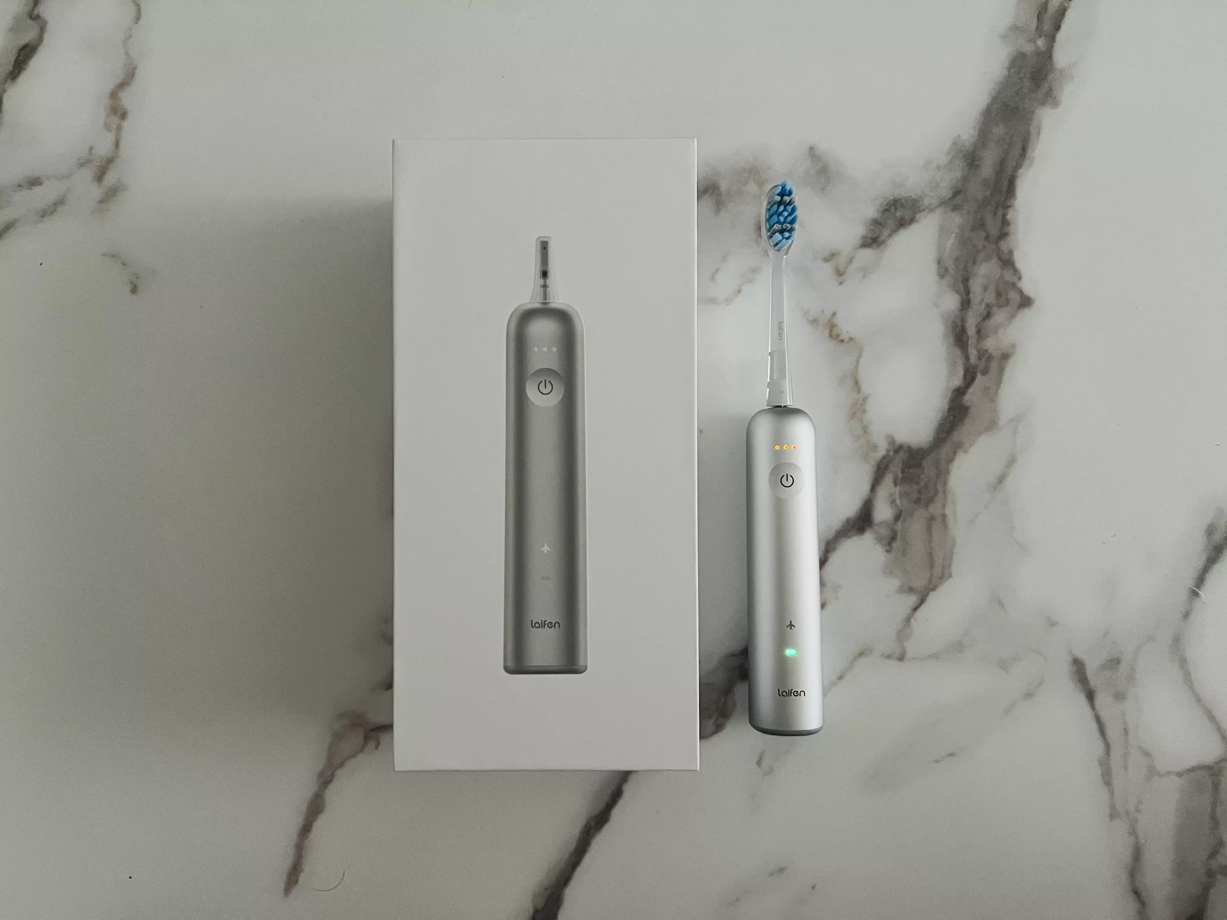 Laifen Wave Pro allumée avec sa tête de brossage et ses voyants lumineux actifs
