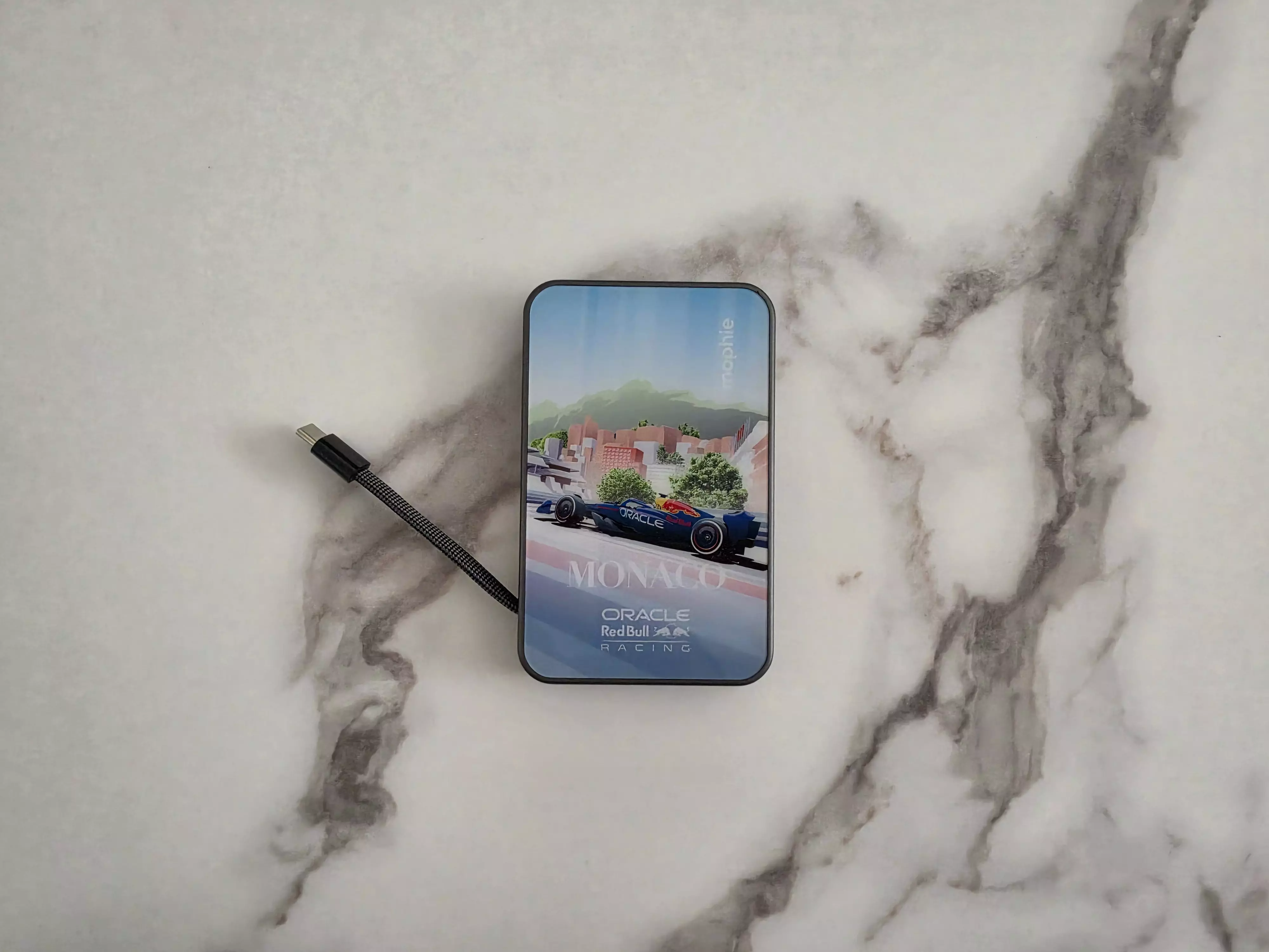 Mophie Powerstation Ultra Mini Monaco Edition avec son câble USB-C tressé intégré sorti du boîtier