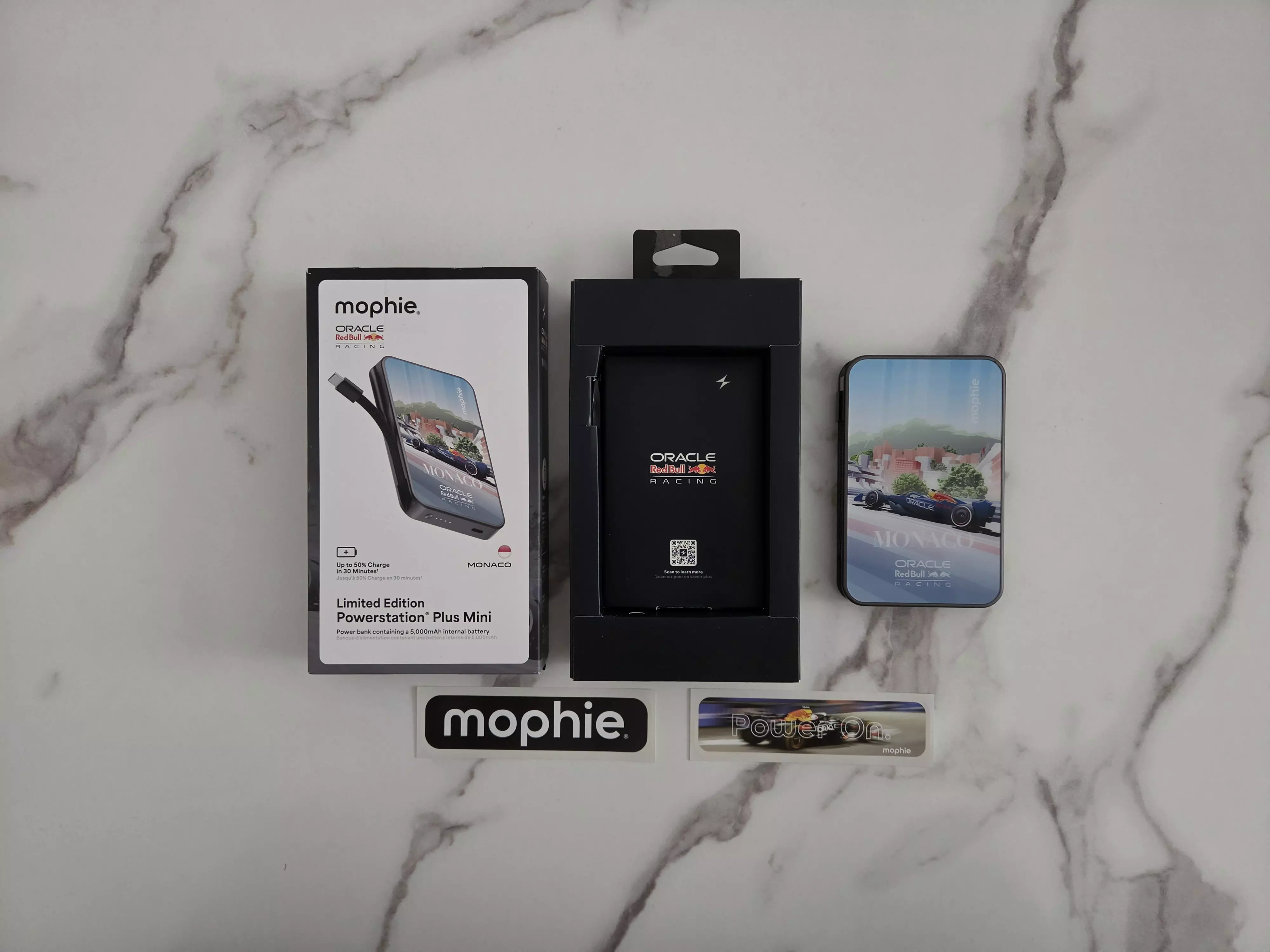Mophie Powerstation Ultra Mini Monaco Edition avec sa boîte ouverte et les éléments Oracle Red Bull Racing fournis