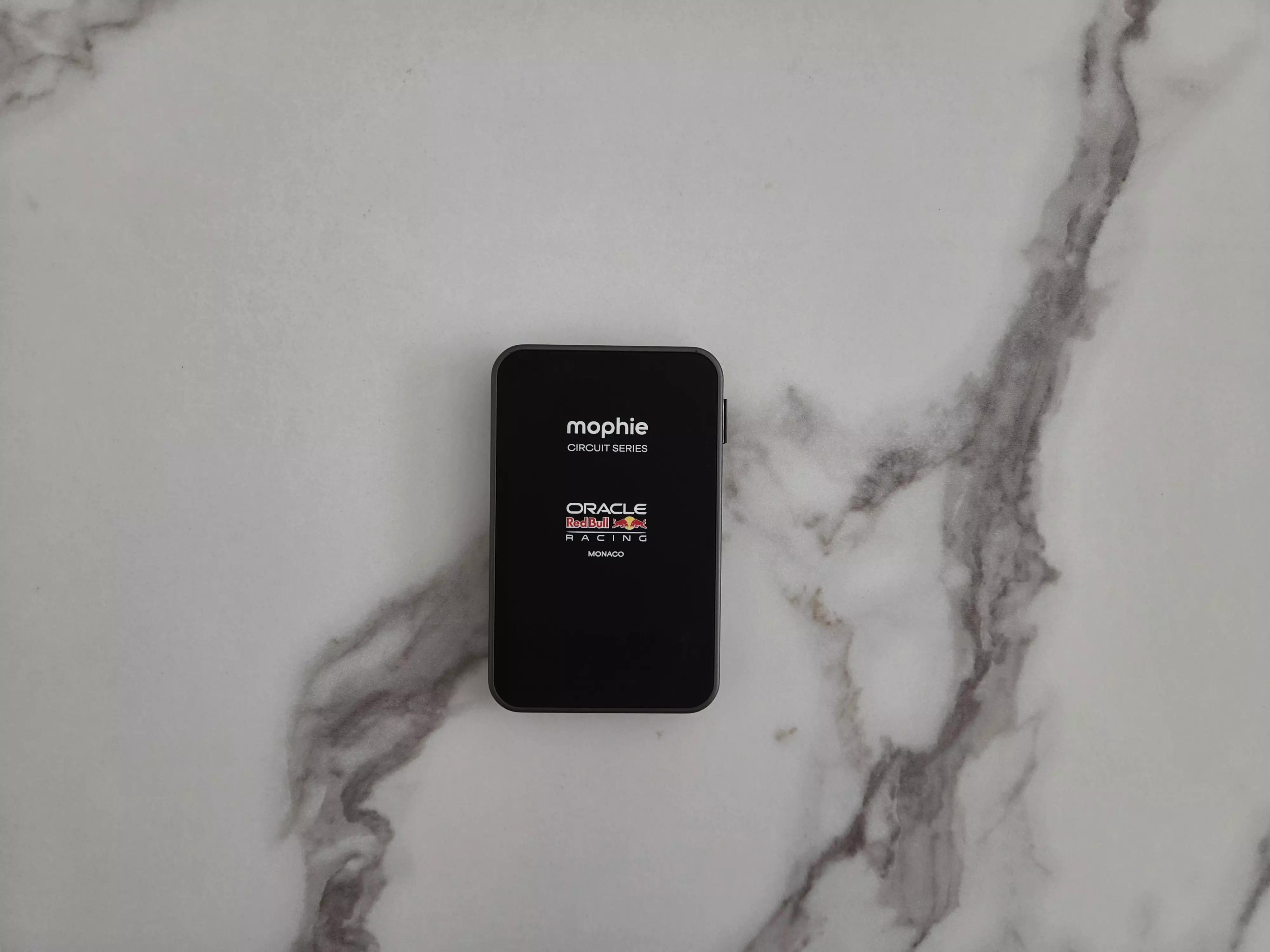Dos noir de la Mophie Powerstation Ultra Mini Monaco Edition avec les logos Mophie et Oracle Red Bull Racing