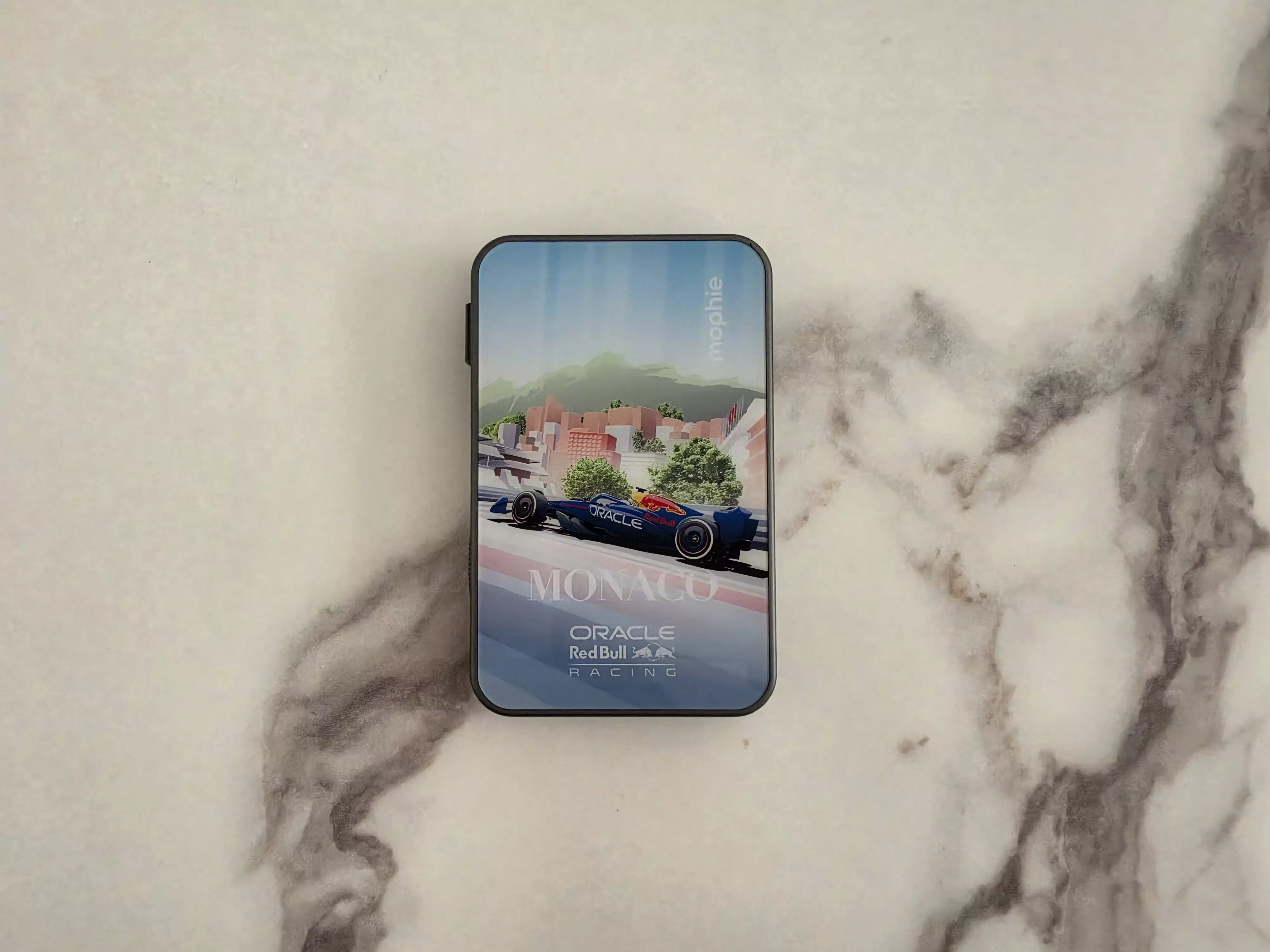 Face illustrée de la Mophie Powerstation Ultra Mini Monaco Edition avec une monoplace Oracle Red Bull Racing