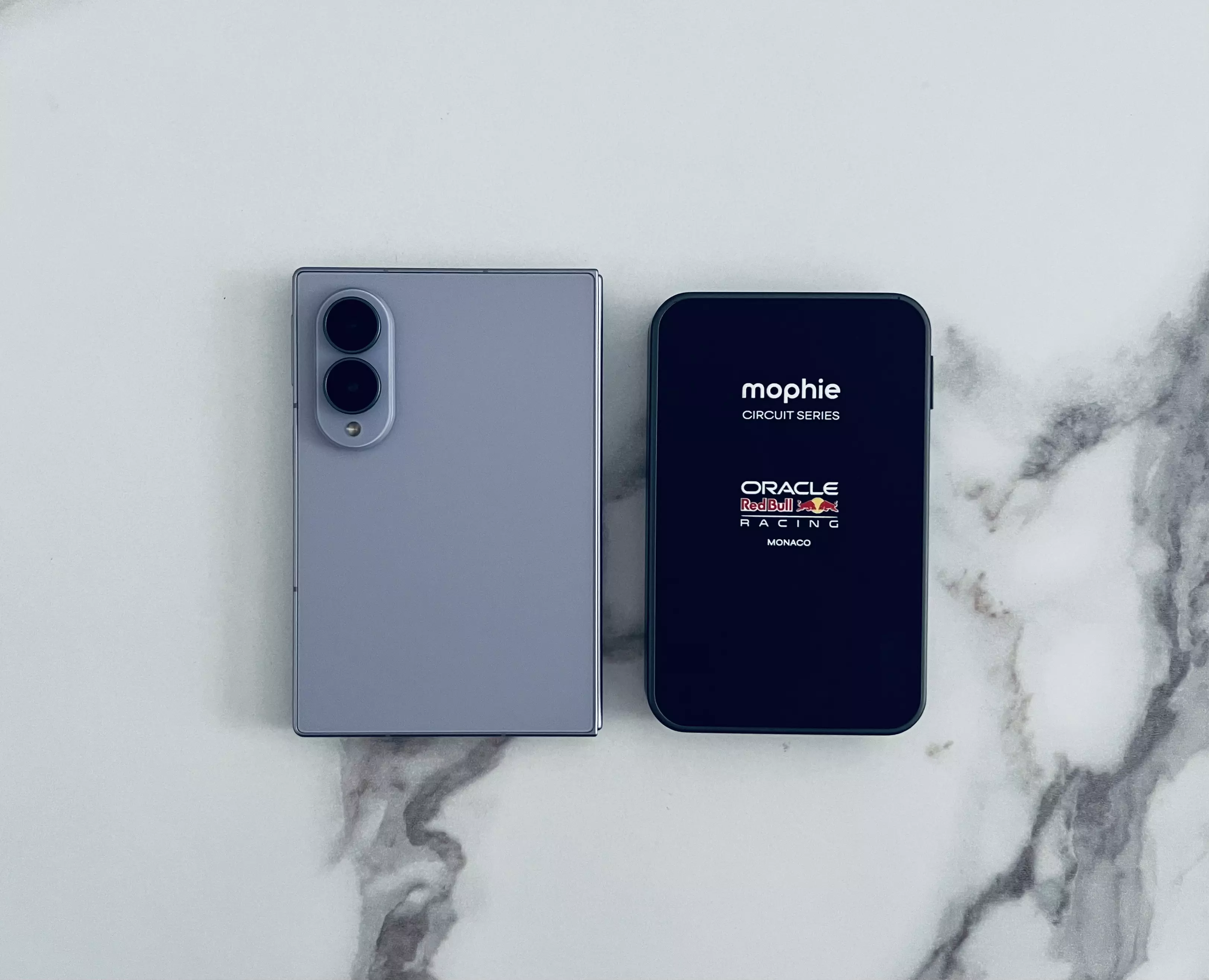 Dos de la Mophie Powerstation Ultra Mini Monaco Edition à côté du Samsung Galaxy Z Fold 8 fermé