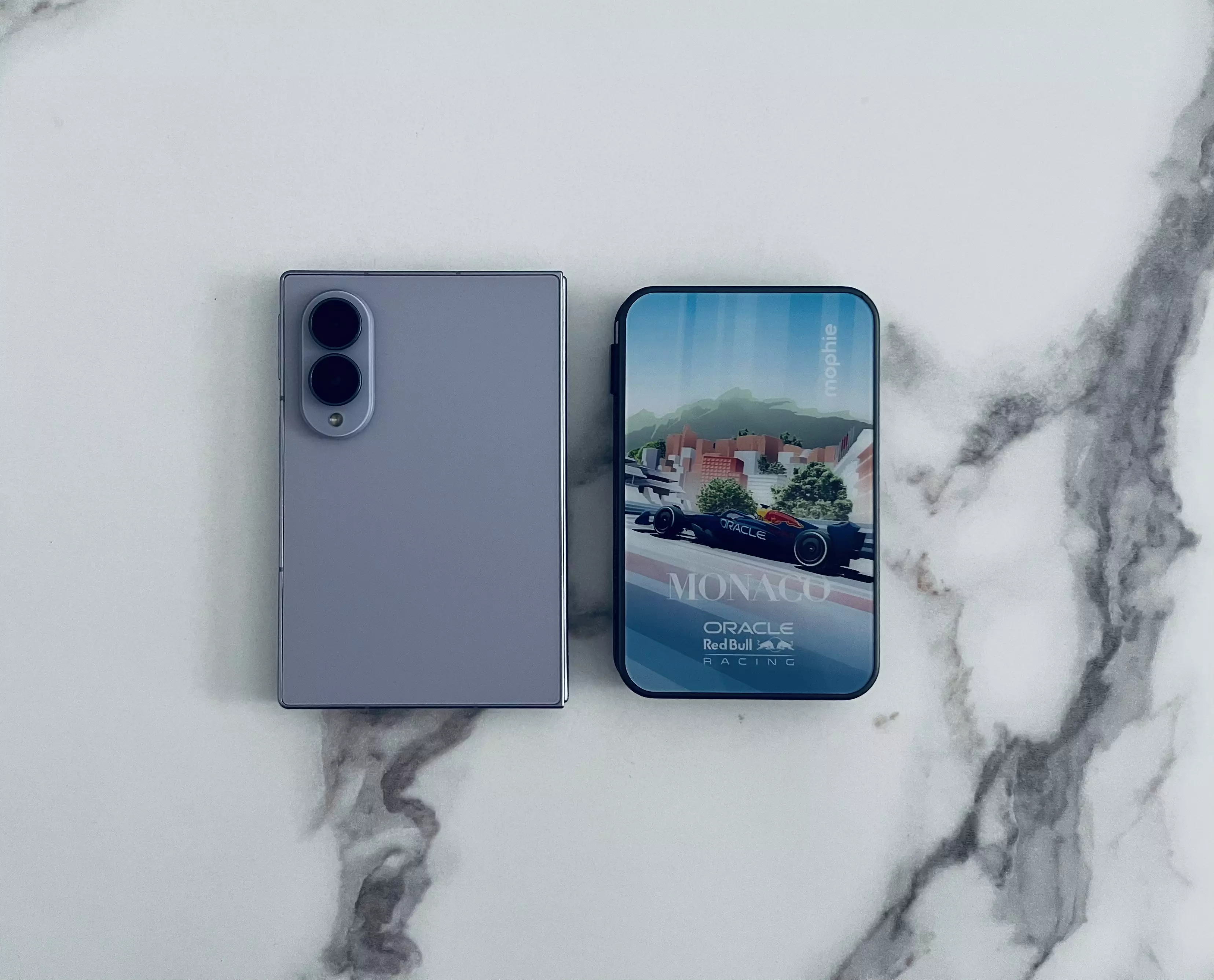 Mophie Powerstation Ultra Mini Monaco Edition à côté d’un Samsung Galaxy Z Fold 8 fermé