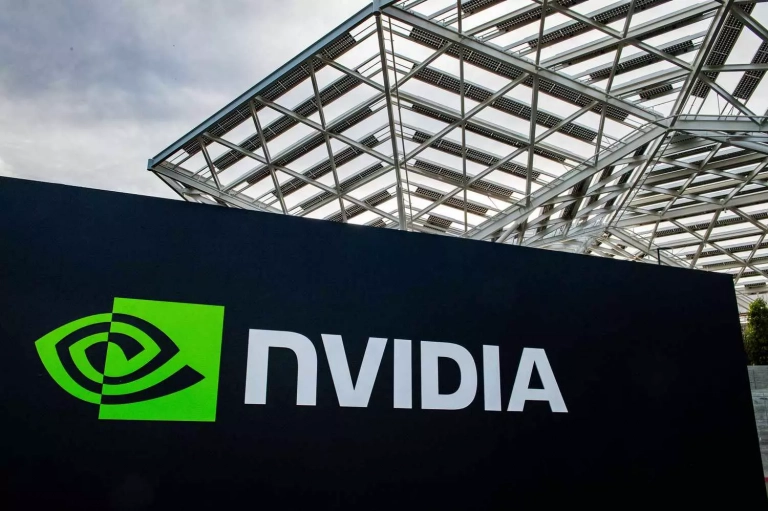 Logo NVIDIA devant des immeubles de Wall Street et un centre de données IA