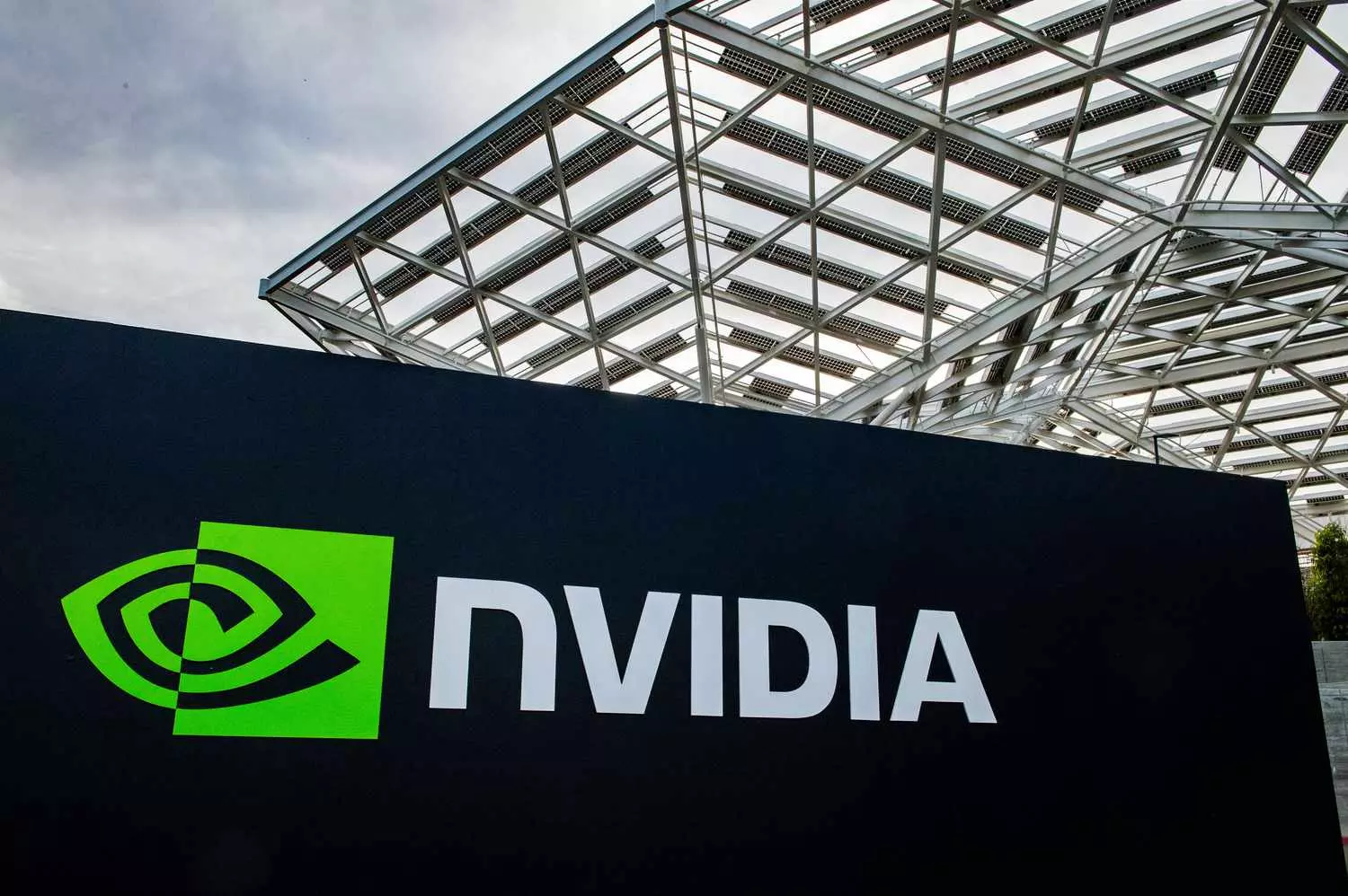 Logo NVIDIA devant des immeubles de Wall Street et un centre de données IA