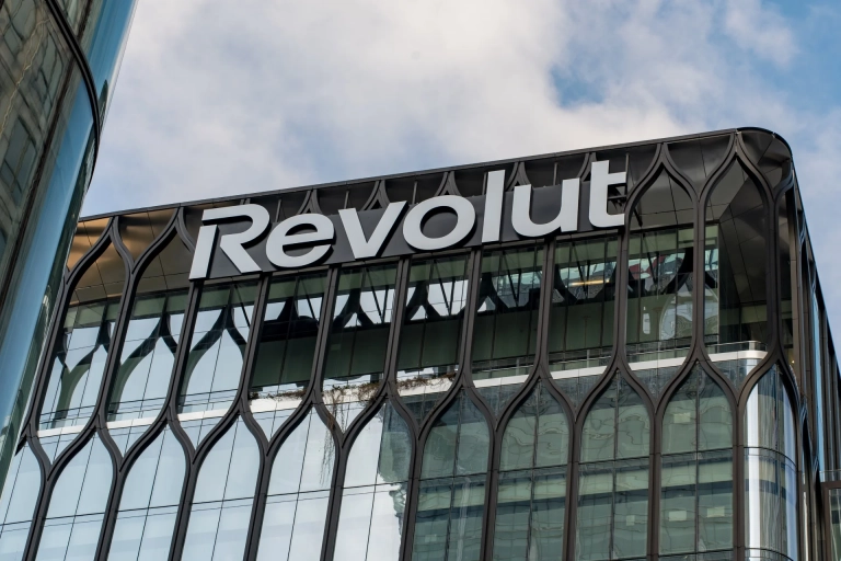 Logo Revolut devant un décor bancaire français et le drapeau tricolore