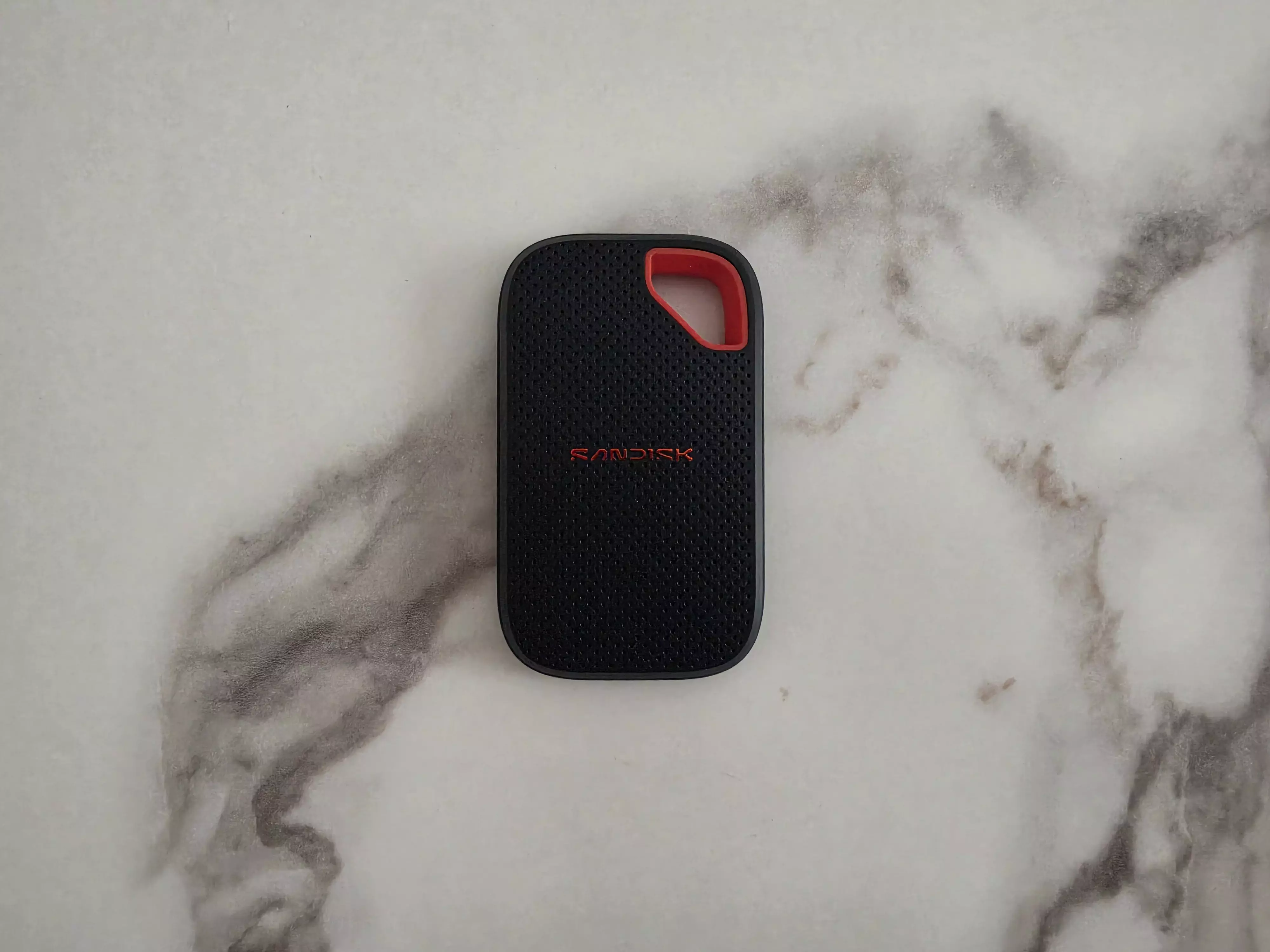 SANDISK Extreme Portable SSD V3 2 To vu de face avec sa coque noire et son anneau rouge