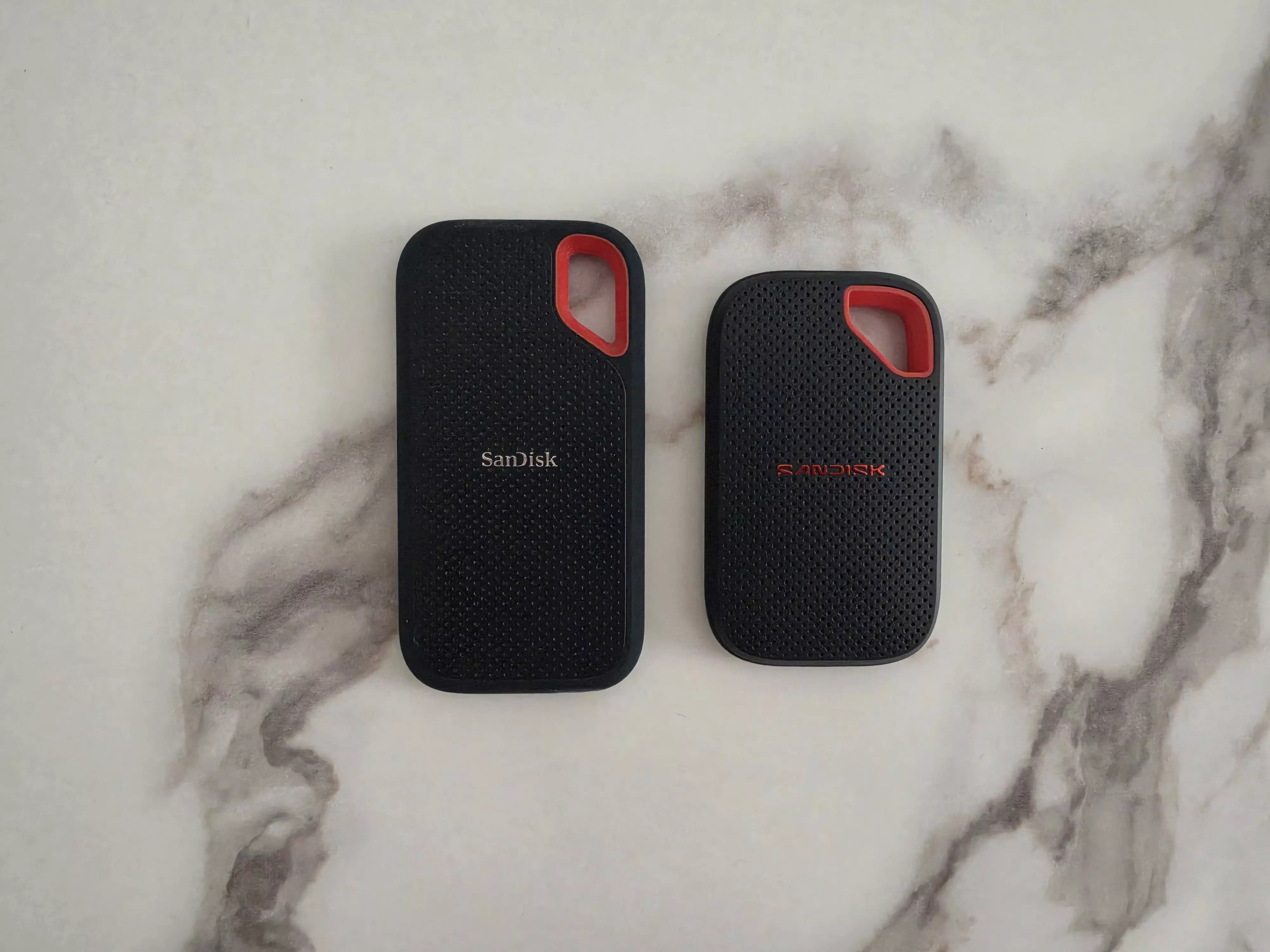 SANDISK Extreme Portable SSD V3 2 To à côté de l’ancien Extreme Portable SSD 1 To