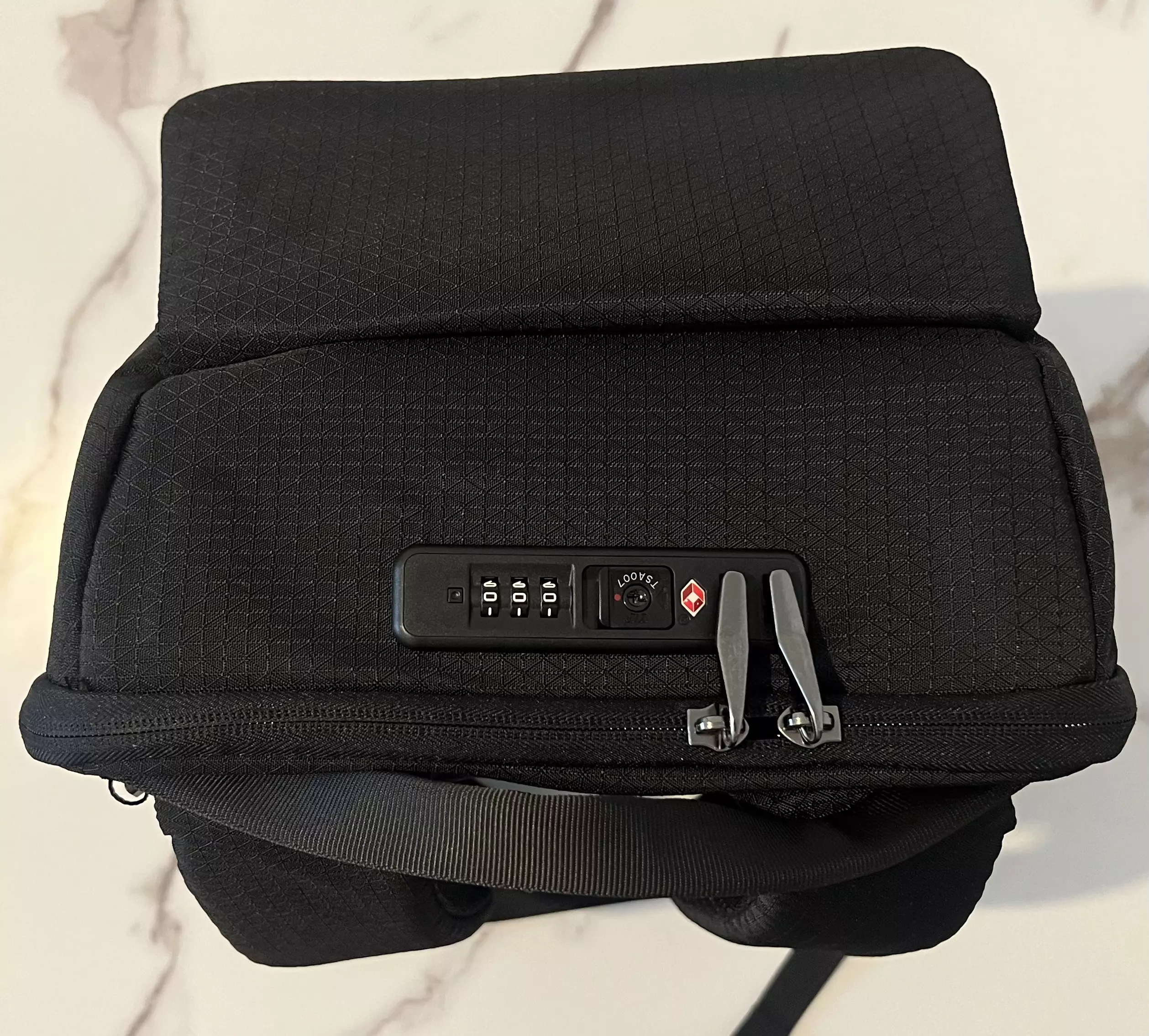 Cadenas à combinaison du Scapade AirPack avec les tirettes de fermeture