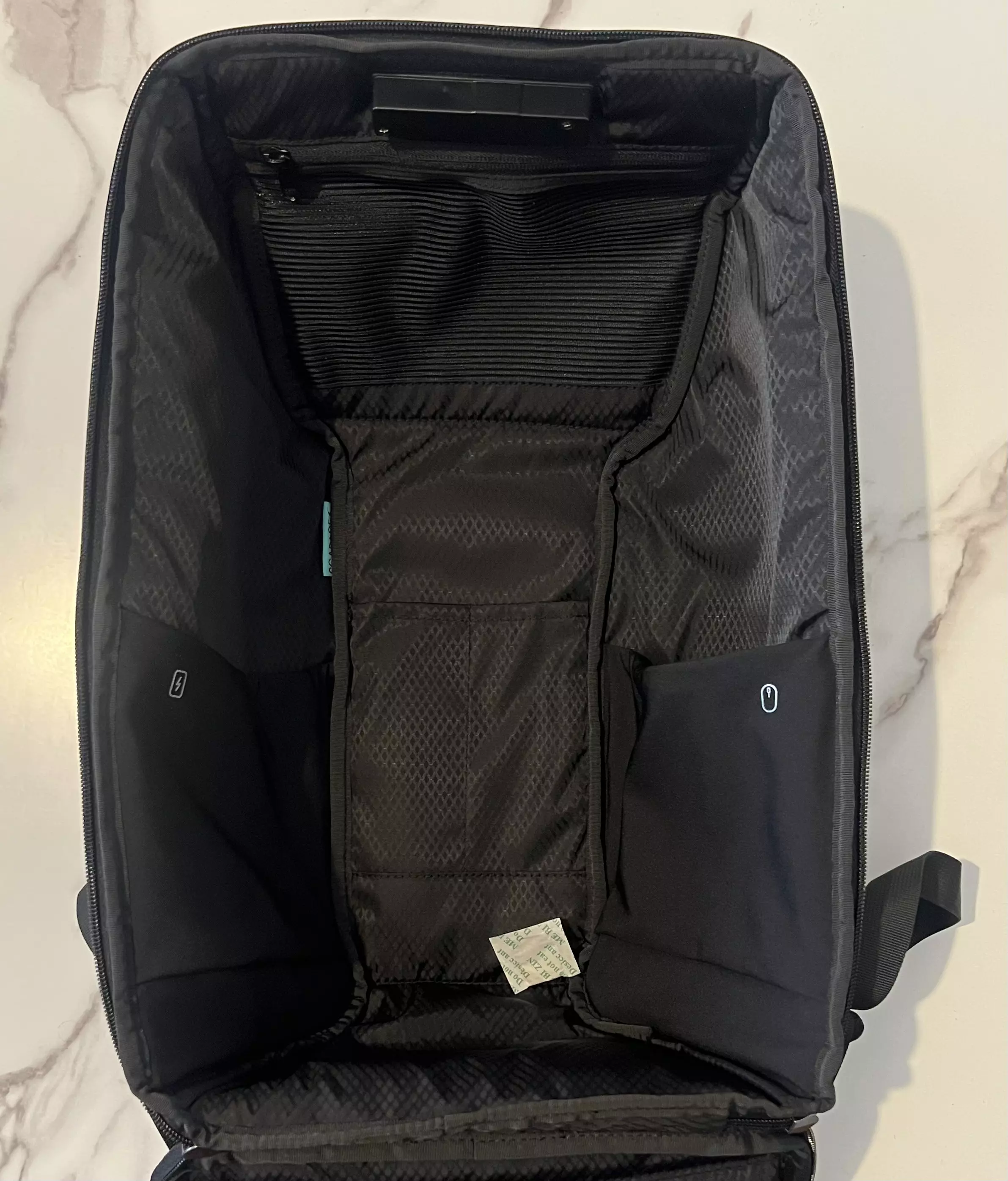 Compartiment principal ouvert du Scapade AirPack avec ses poches intérieures