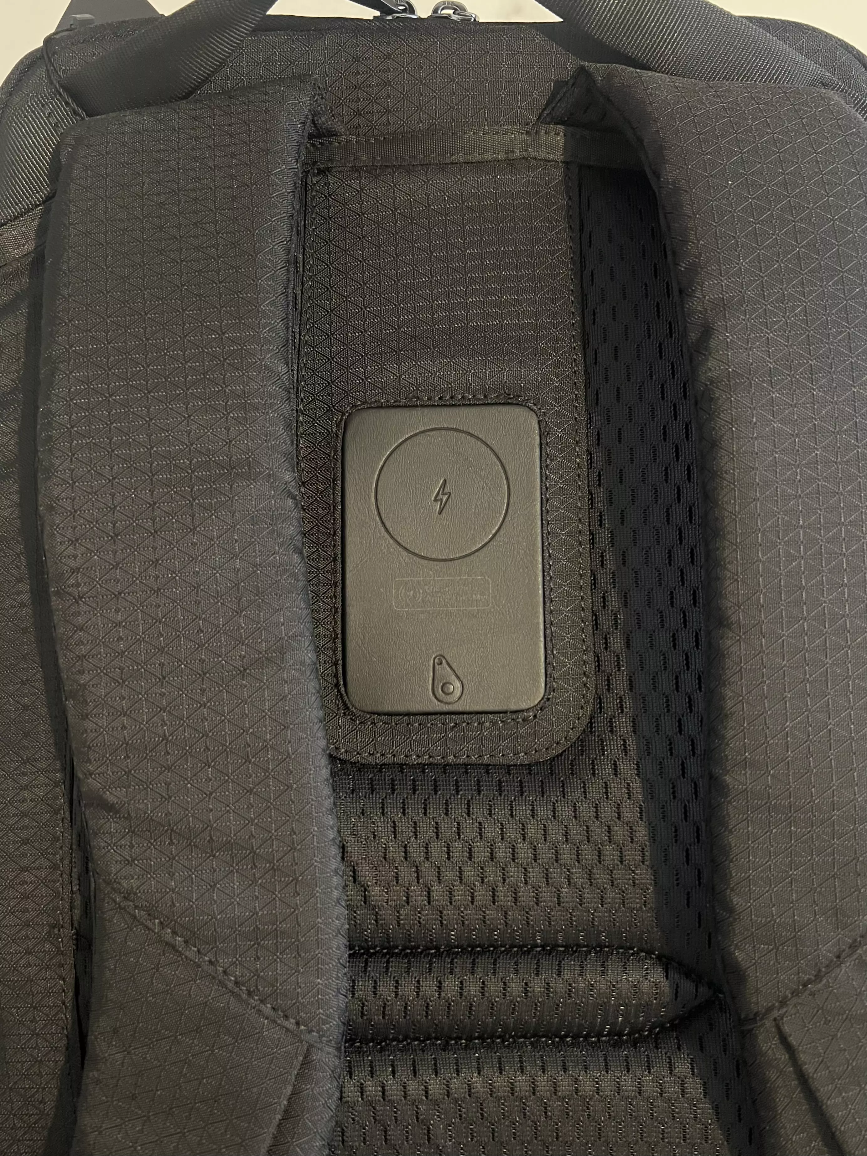 Module Apple Localiser intégré dans le dos du Scapade AirPack
