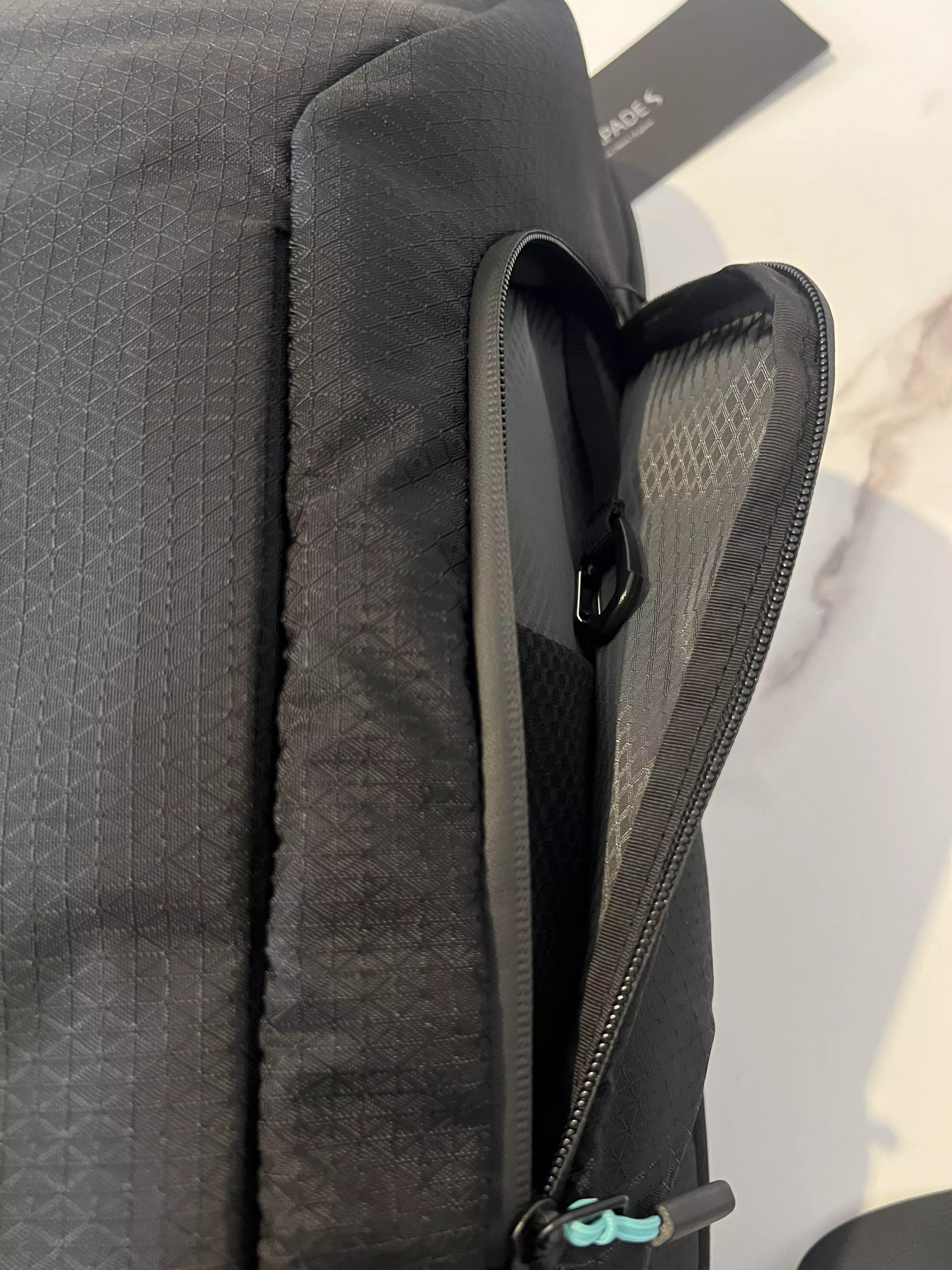 Poche latérale ouverte du Scapade AirPack avec un mousqueton intérieur