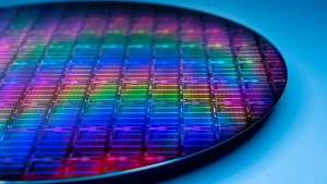 Un boîtier CoWoS TSMC réunissant des puces d’IA et des piles de mémoire HBM