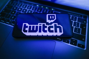 Logo Twitch devant une interface d’intelligence artificielle Amazon avec option de refus