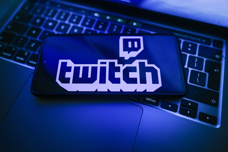 Logo Twitch devant une interface d’intelligence artificielle Amazon avec option de refus