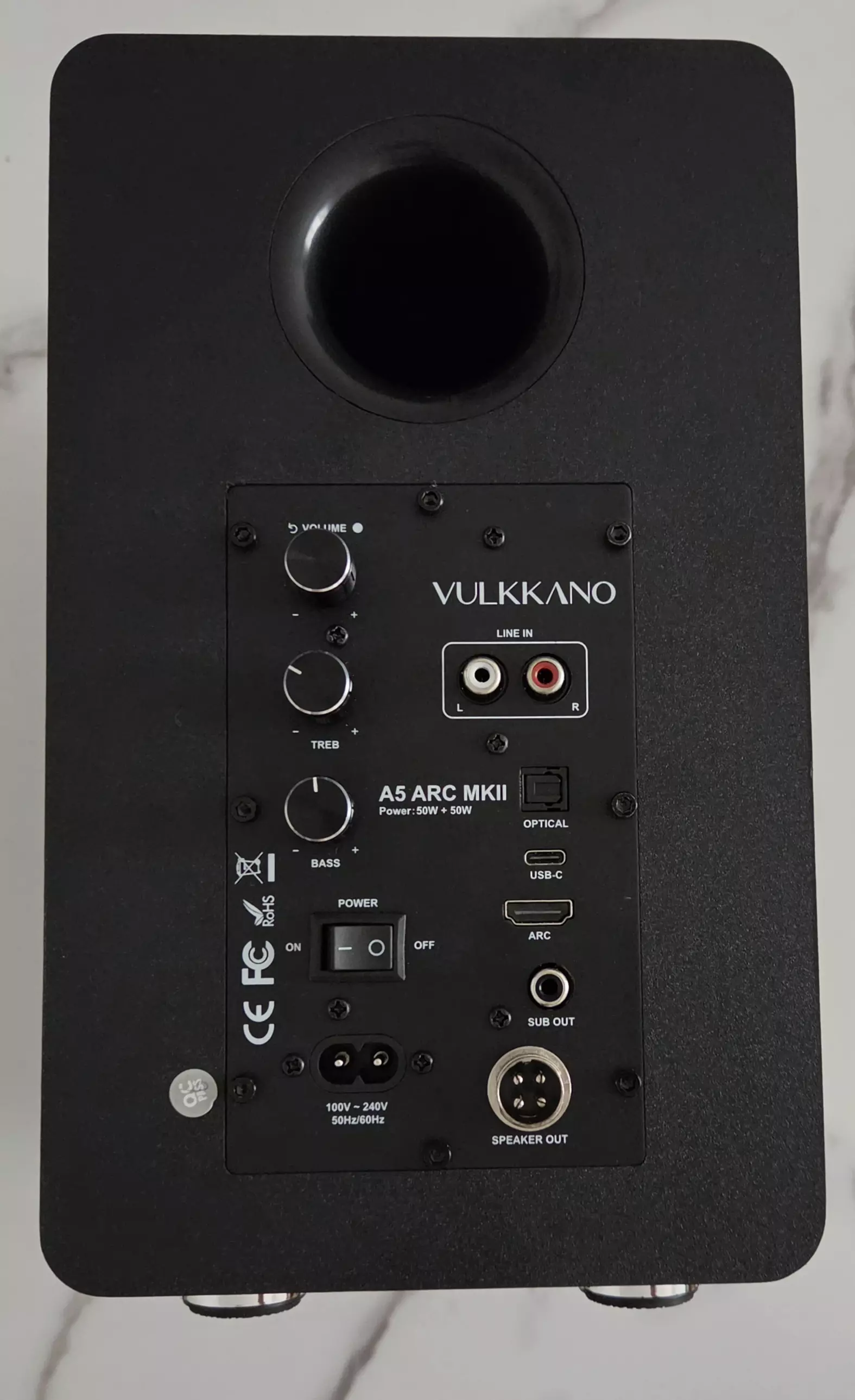 Gros plan sur les commandes arrière des VULKKANO A5 ARC MKII avec réglages de volume, aigus et basses