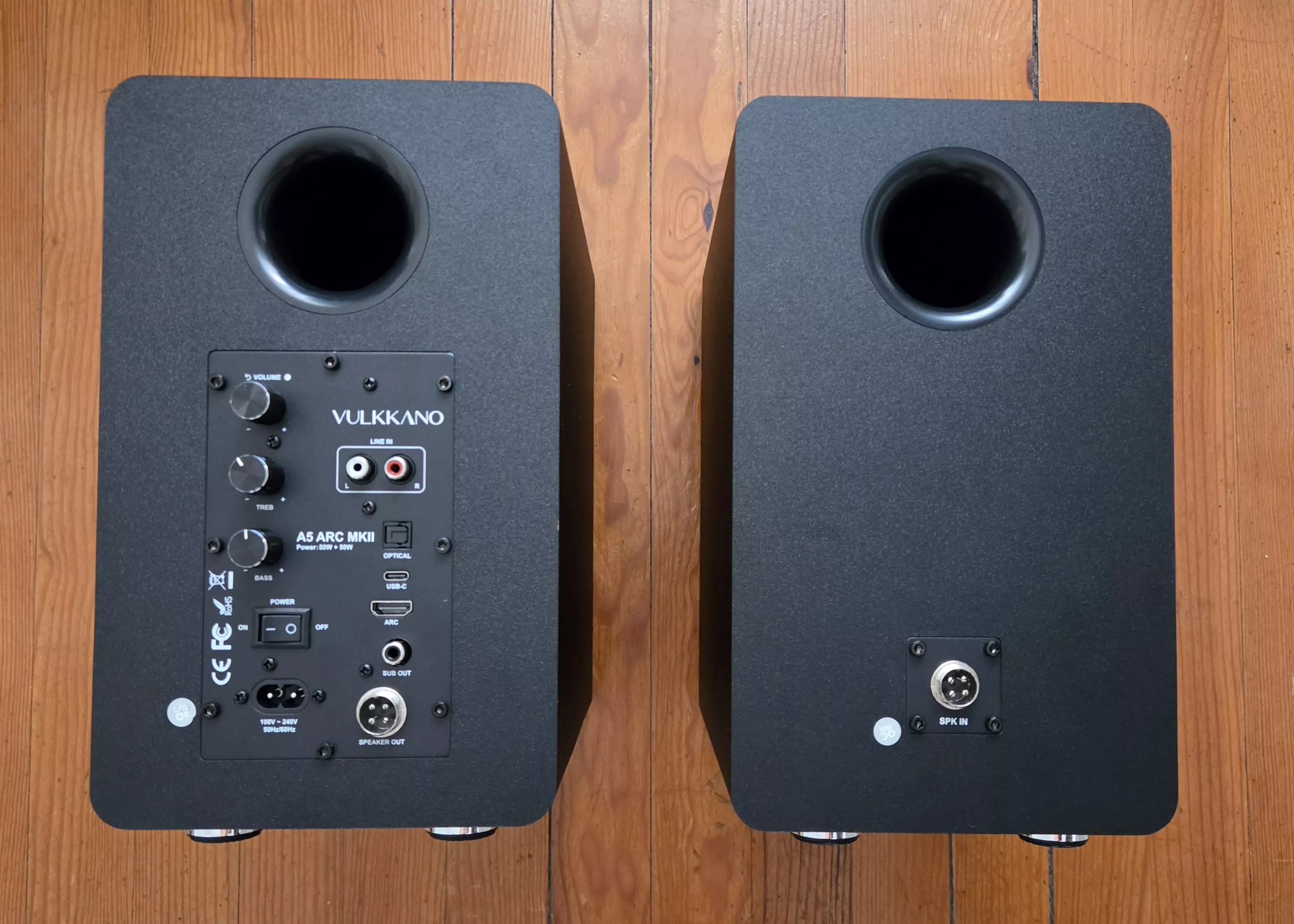 Arrière des VULKKANO A5 ARC MKII avec HDMI ARC, USB-C, optique, RCA, sortie caisson et réglages audio