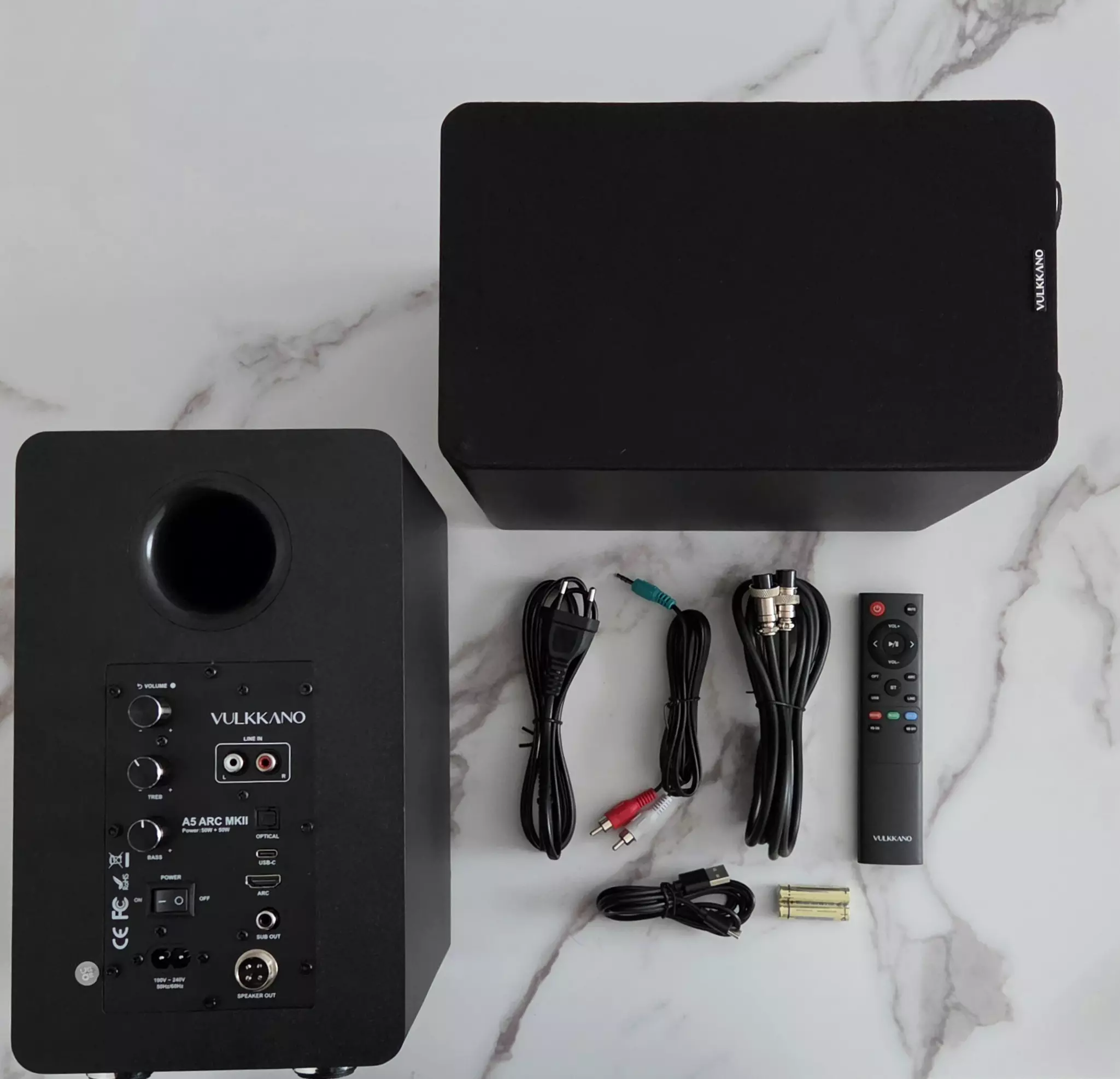 VULKKANO A5 ARC MKII avec télécommande, câbles audio, alimentation et accessoires fournis