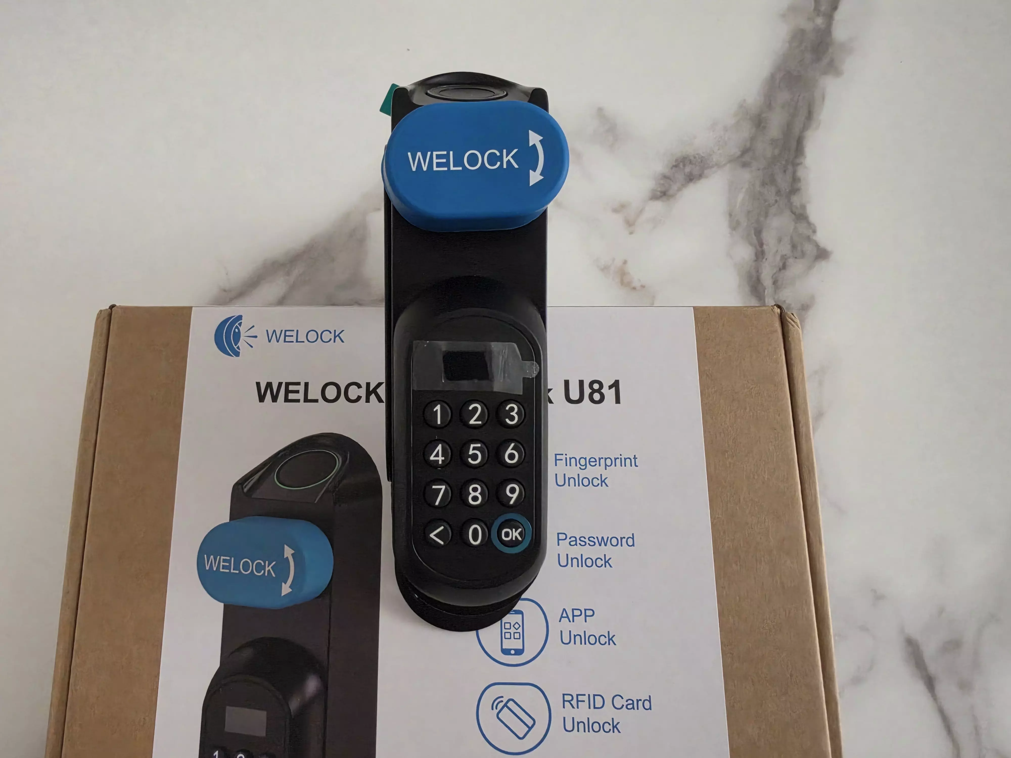 WELOCK U81 posée sur sa boîte avec clavier numérique, écran et lecteur d’empreinte