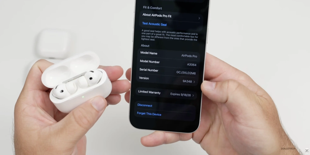 AirPods dans leur boîtier en charge à proximité d’un iPhone pour installer une mise à jour