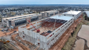 Ouvriers et électriciens travaillant à la construction d’un grand data center dédié à l’intelligence artificielle