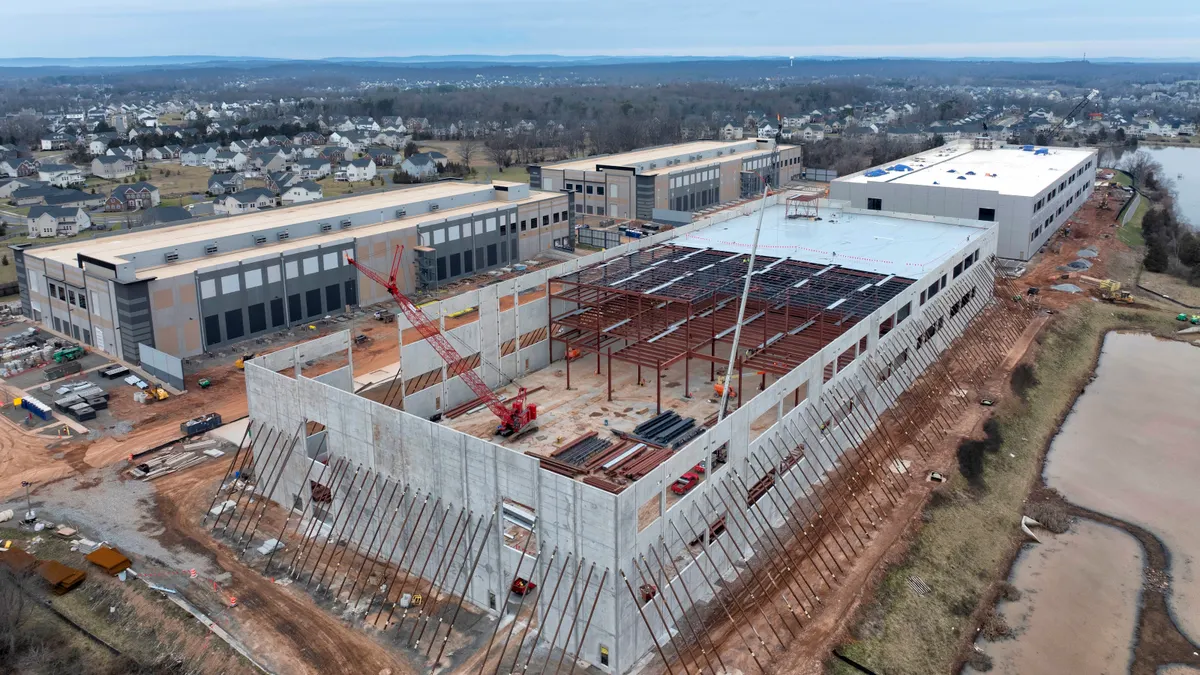 Ouvriers et électriciens travaillant à la construction d’un grand data center dédié à l’intelligence artificielle