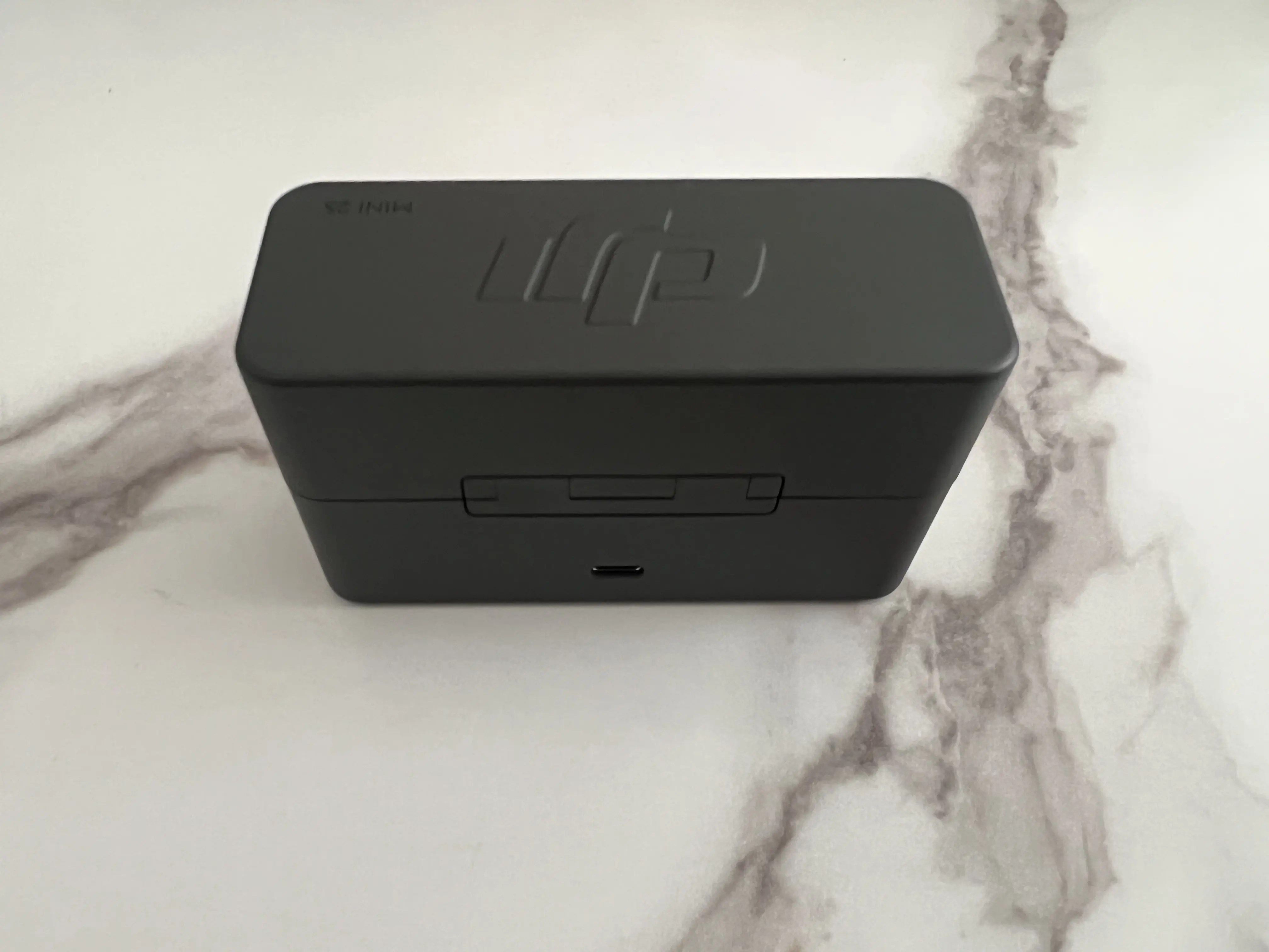 Boîtier de recharge DJI Mic Mini 2S fermé vu de l’arrière avec port USB-C