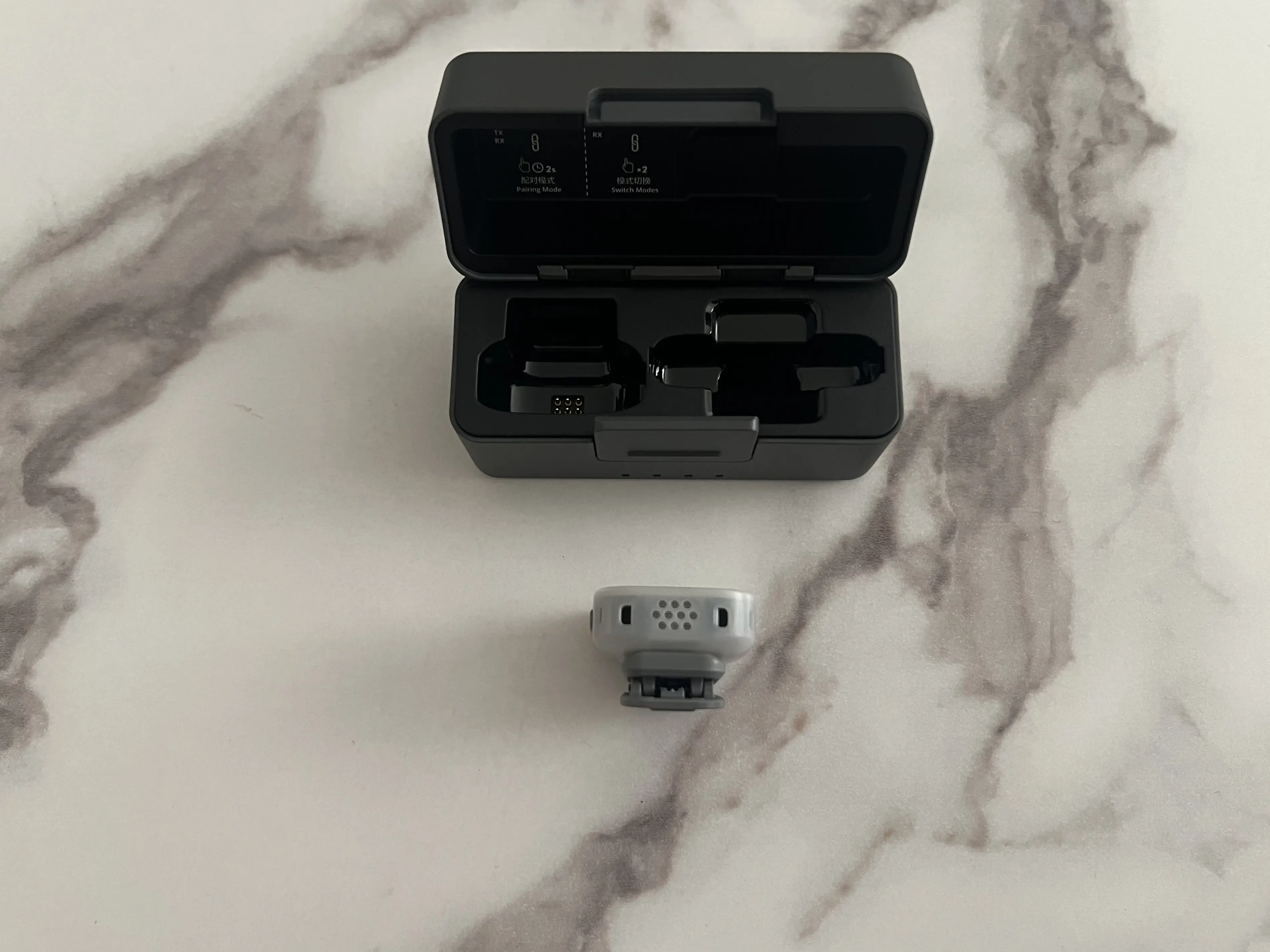 Vue rapprochée de la grille et du clip d’un émetteur DJI Mic Mini 2S
