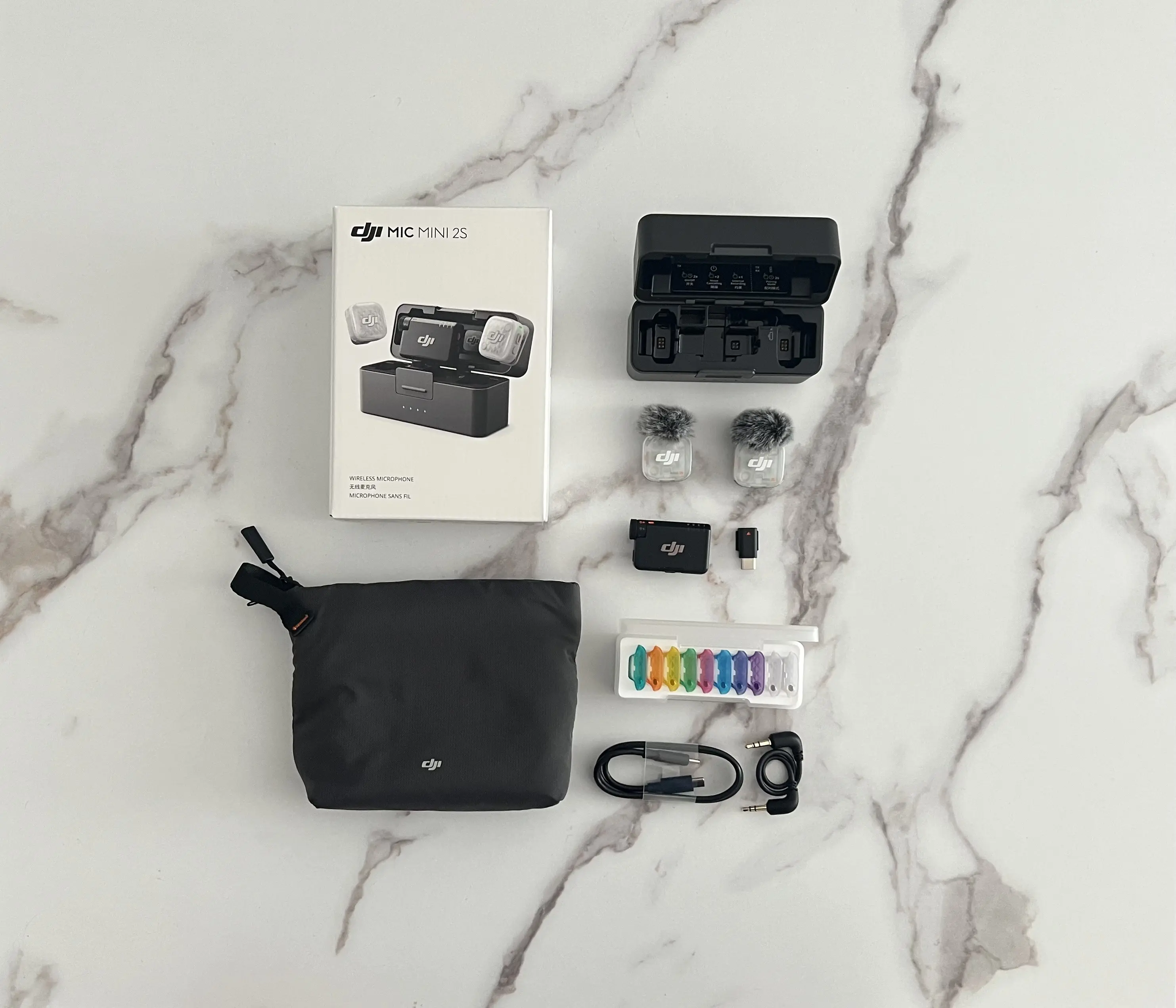 DJI Mic Mini 2S avec boîte, boîtier de recharge, deux émetteurs, récepteur, câbles, coques colorées et sacoche