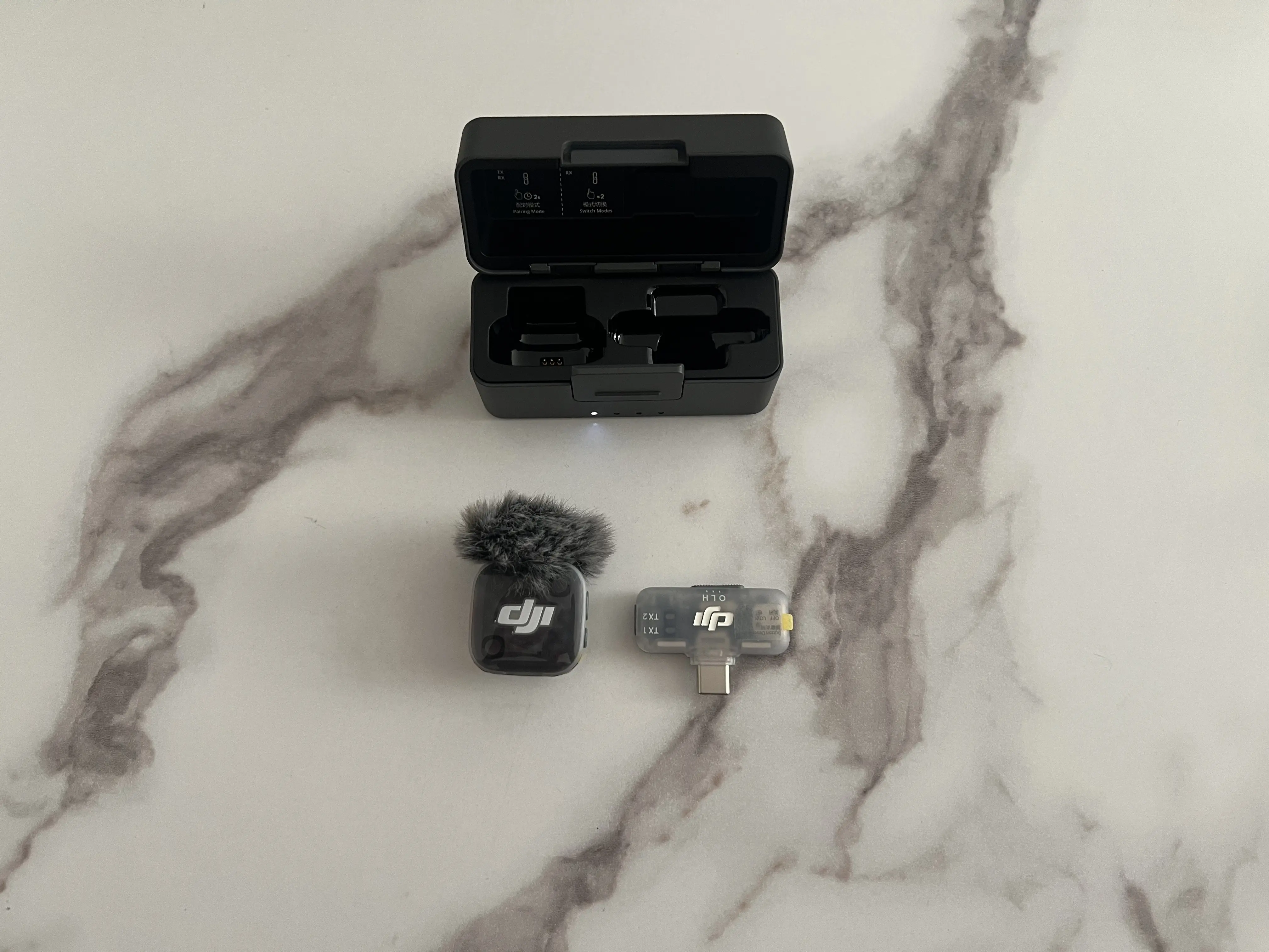 DJI Mic Mini 2S en configuration 1 TX avec émetteur, récepteur USB-C et petit boîtier ouvert