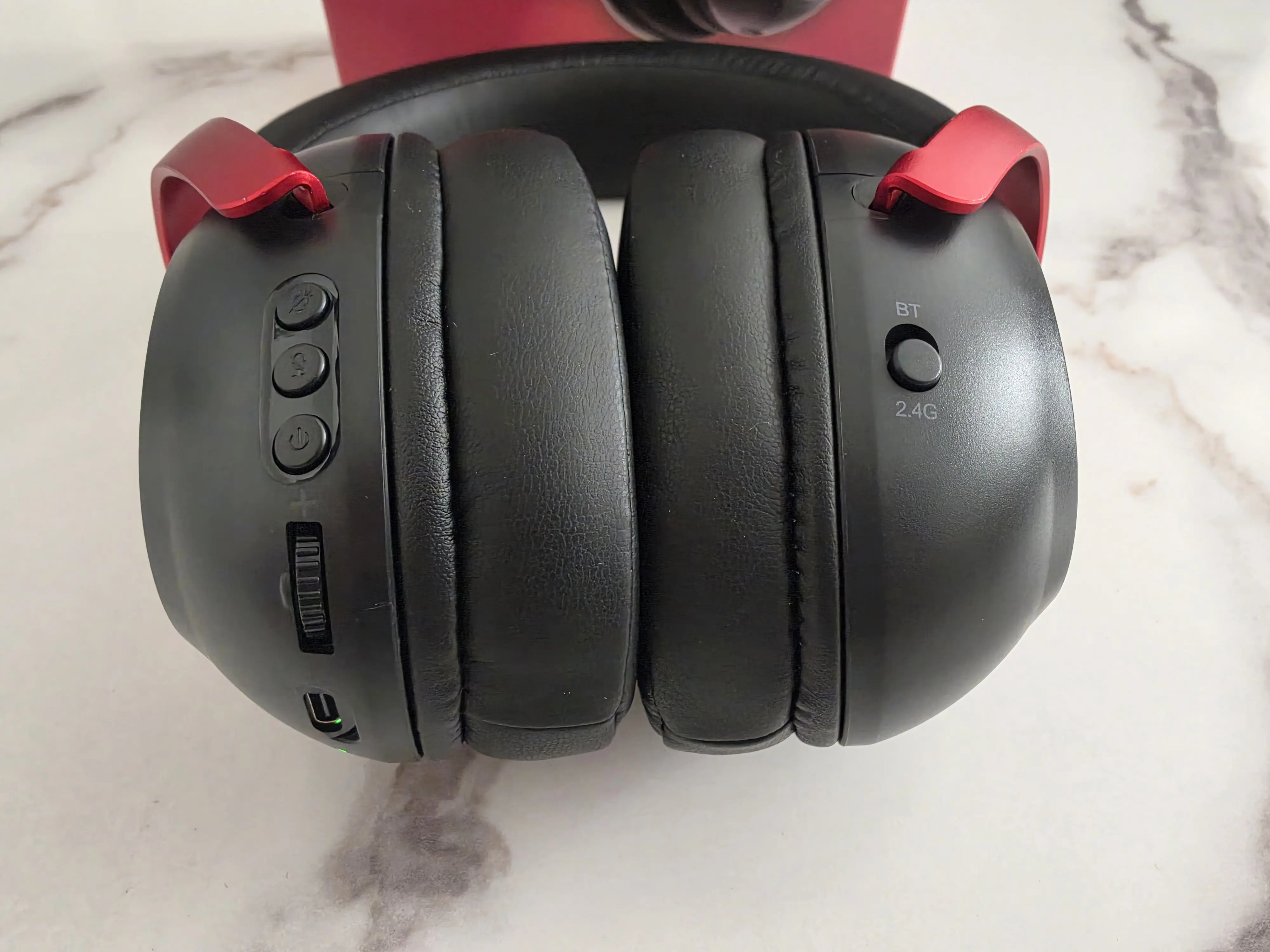 Coussinets et commandes latérales de l’EPOMAKER GX1 avec molette de volume et sélecteur Bluetooth 2,4 GHz