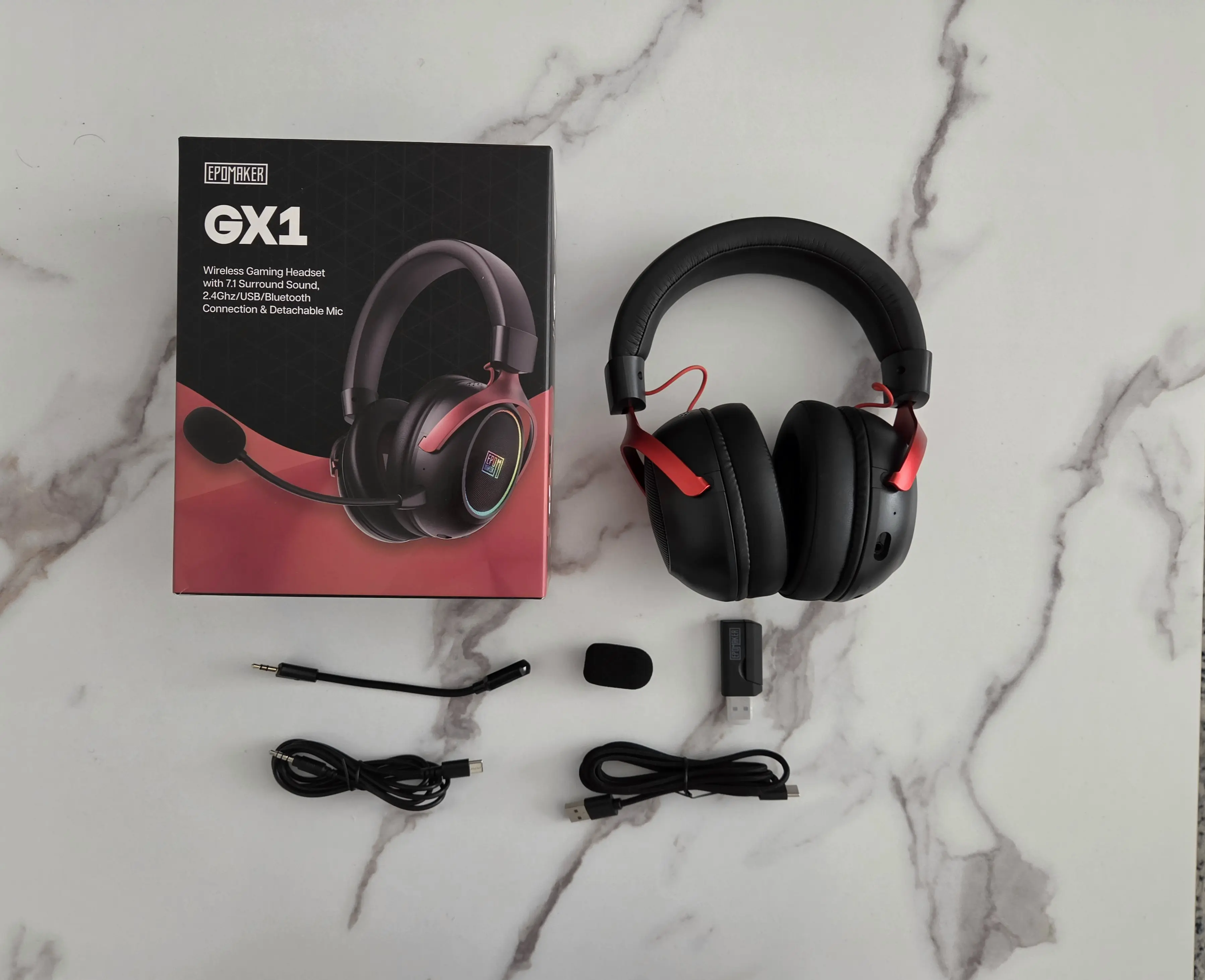 EPOMAKER GX1 avec sa boîte, son microphone amovible, son dongle 2,4 GHz et ses câbles