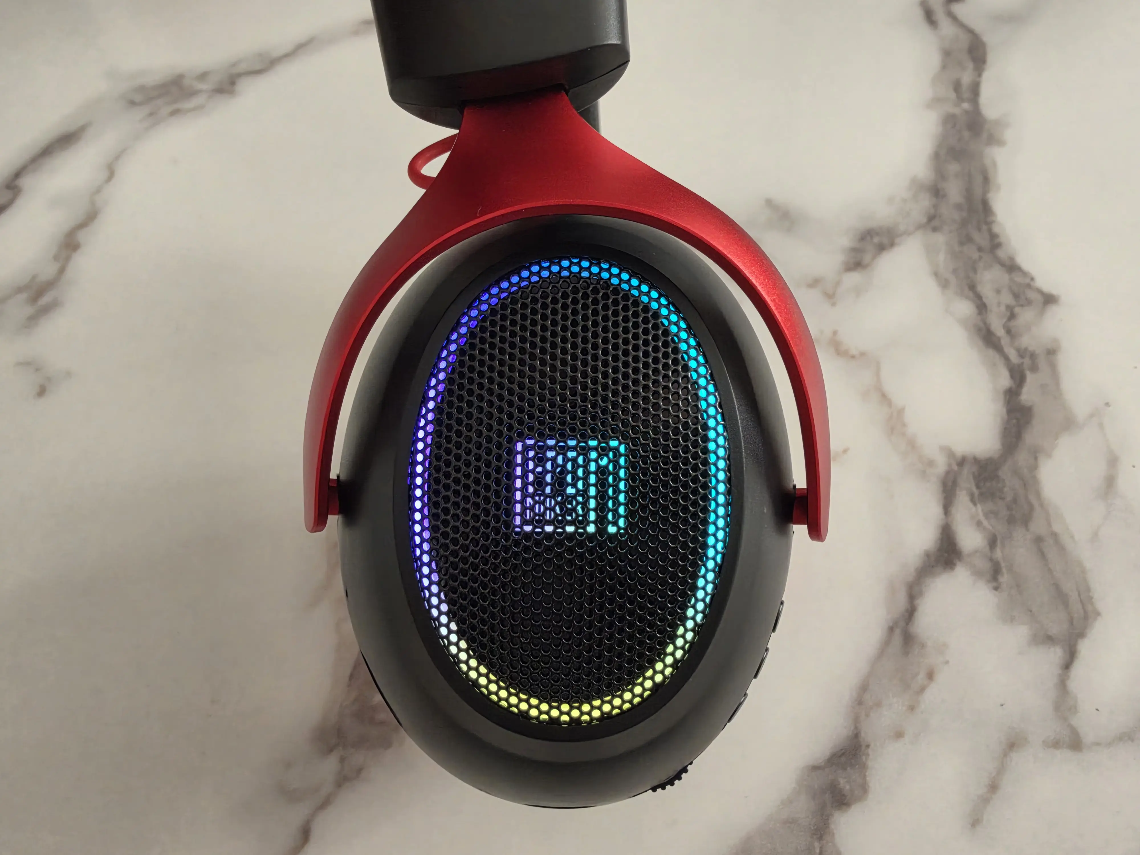 Écouteur de l’EPOMAKER GX1 avec grille métallique et anneau RGB multicolore