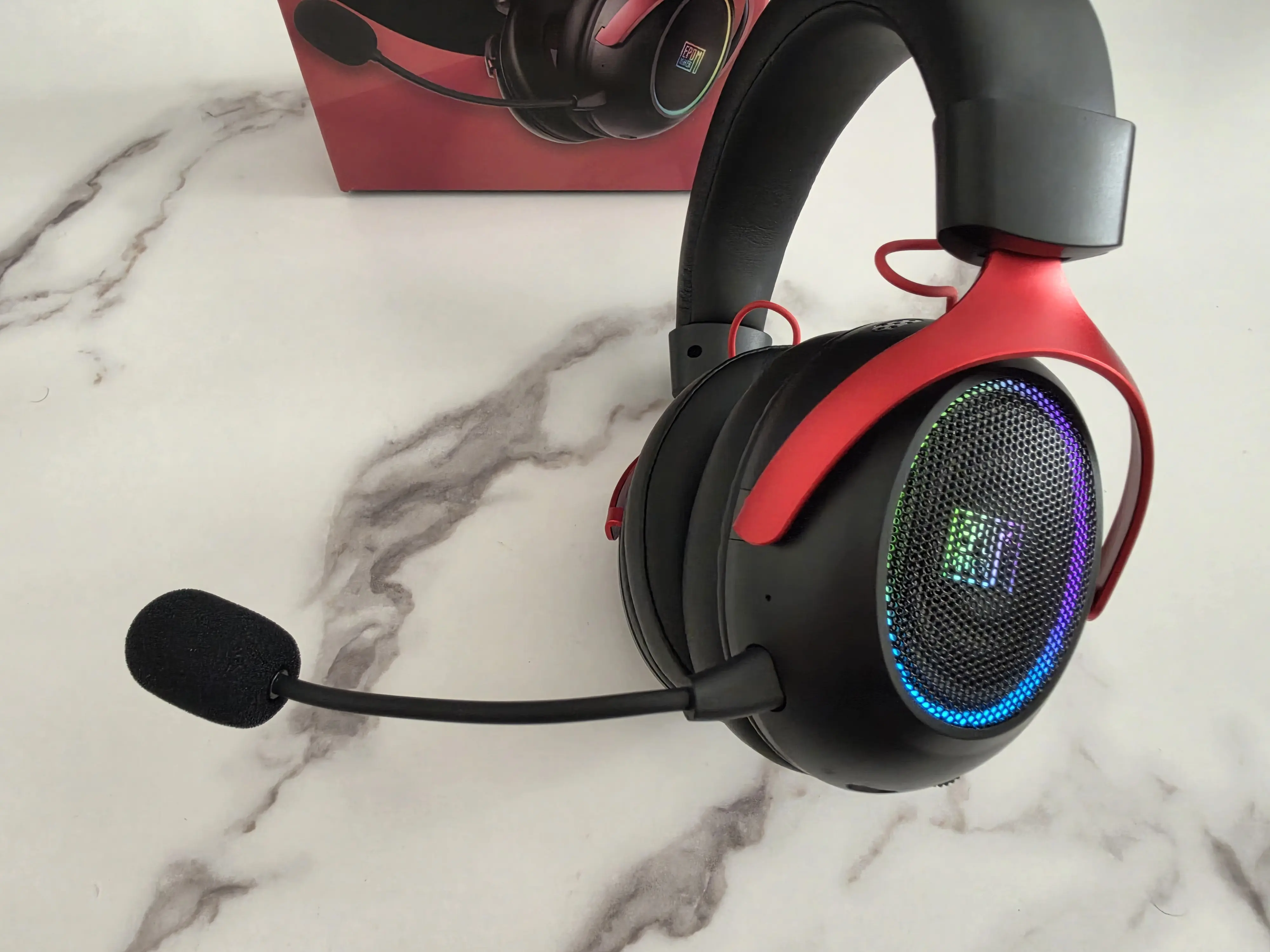 EPOMAKER GX1 avec son microphone sur perche installé et son éclairage RGB activé