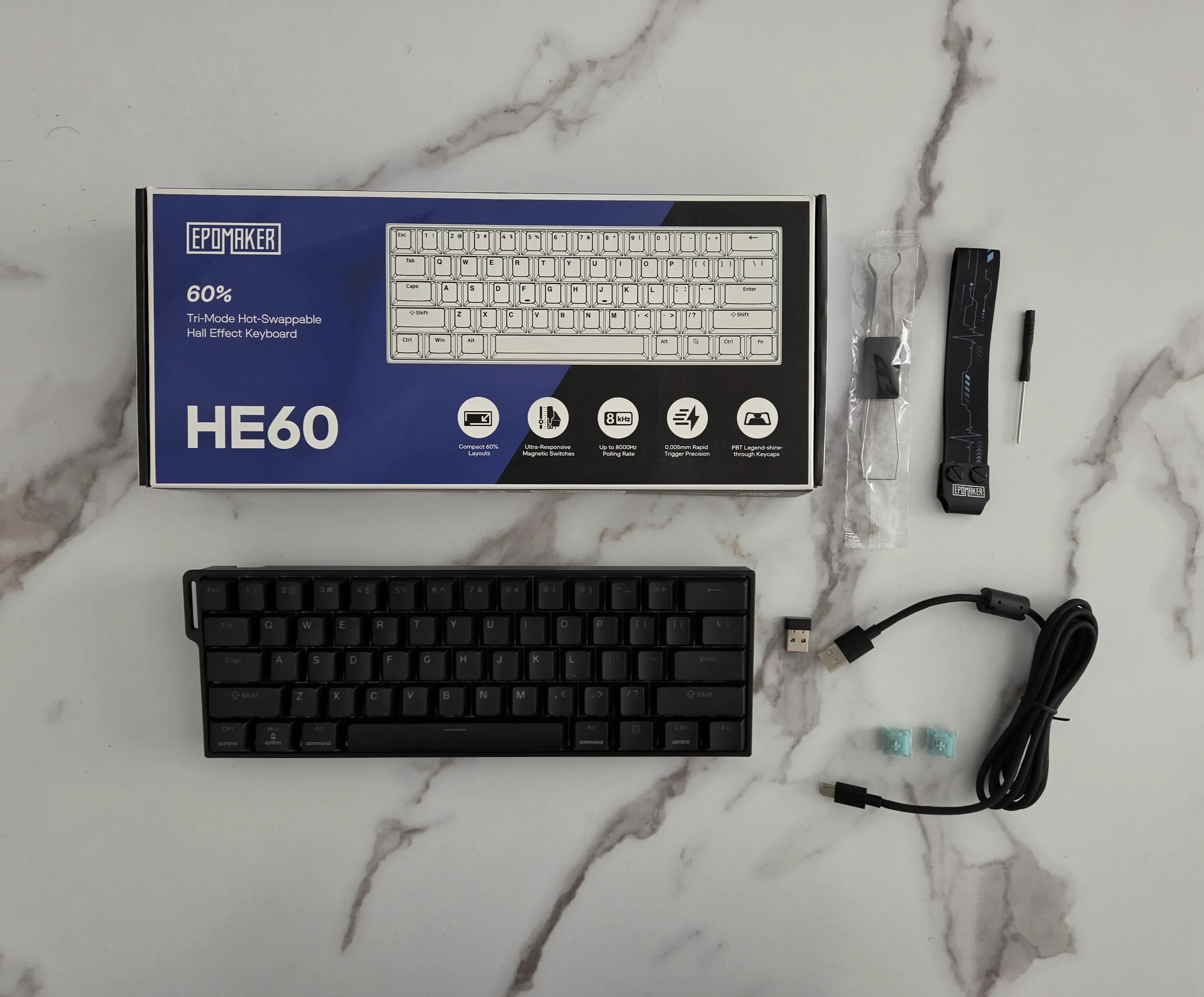 EPOMAKER HE60 avec sa boîte, son câble, son récepteur sans fil, deux switches et les outils fournis