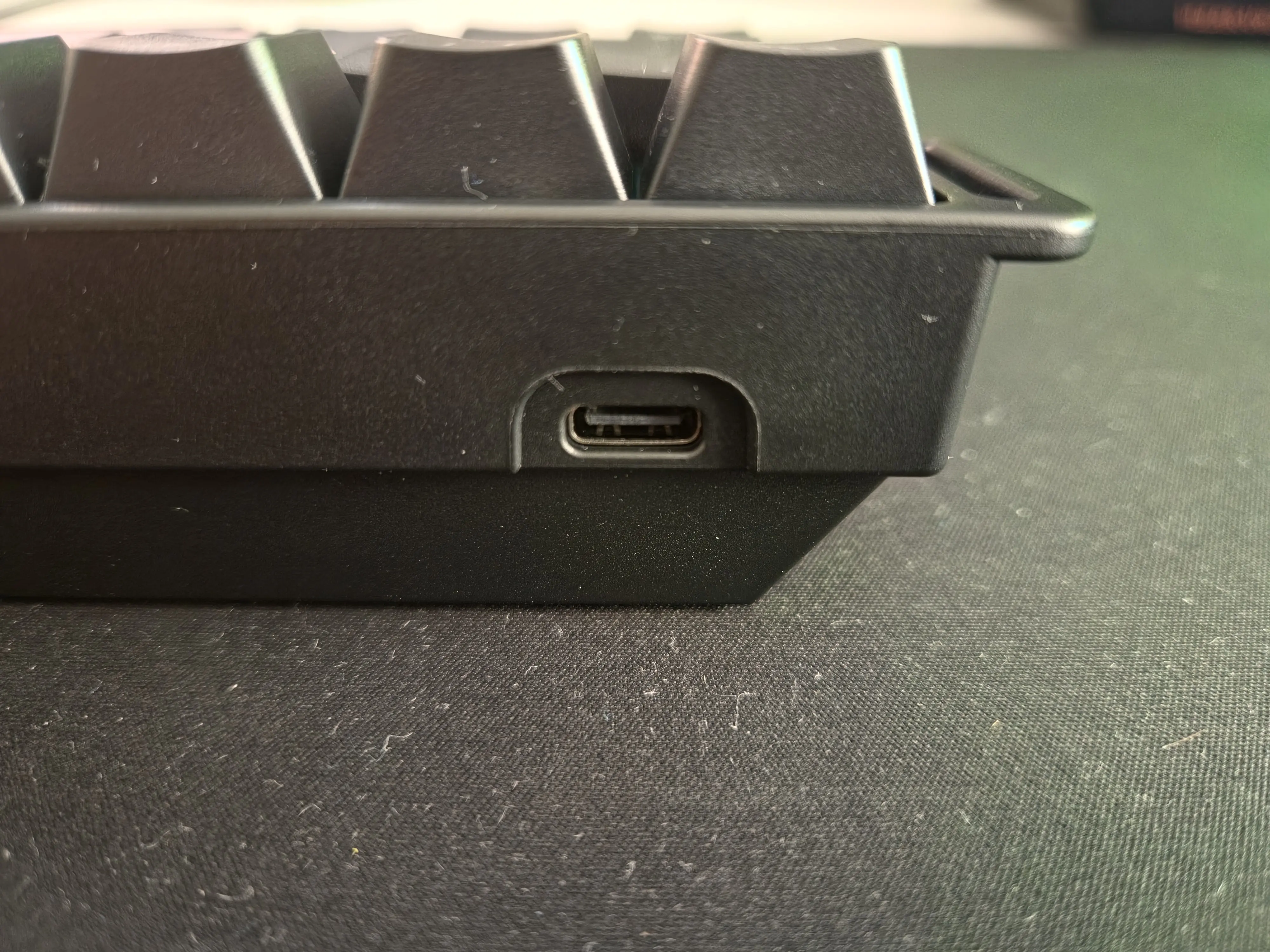 Port USB-C situé sur la tranche arrière de l’EPOMAKER HE60