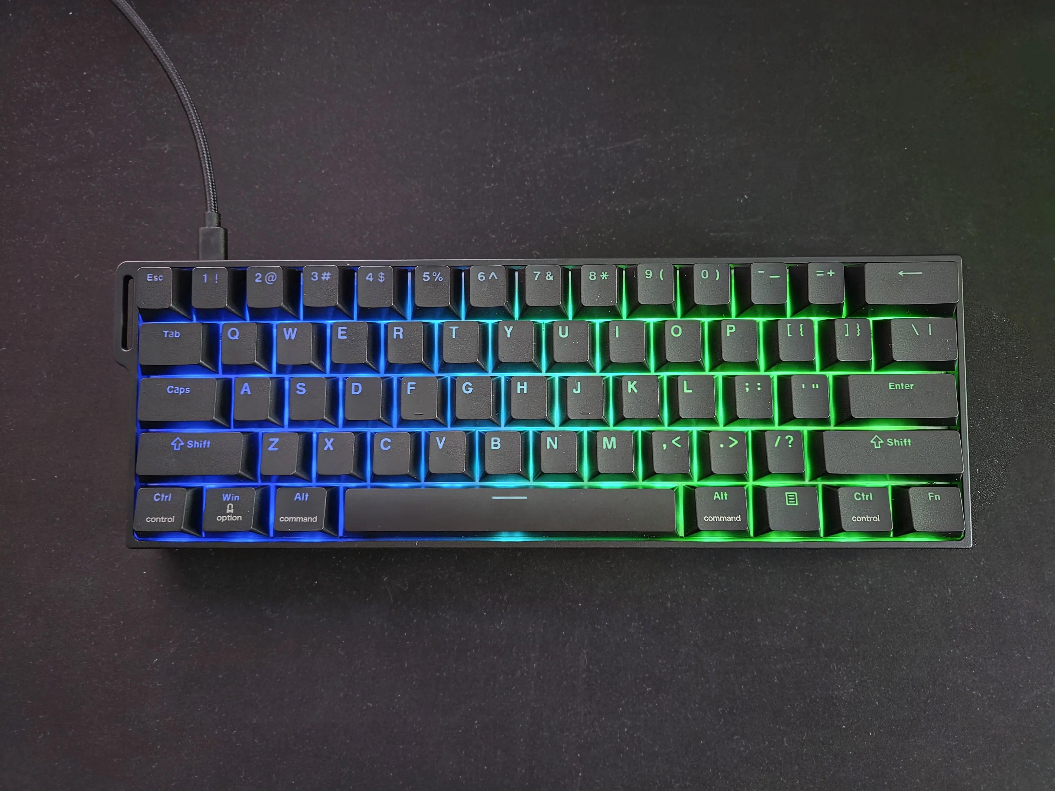 EPOMAKER HE60 éclairé en bleu et vert avec les touches noires visibles