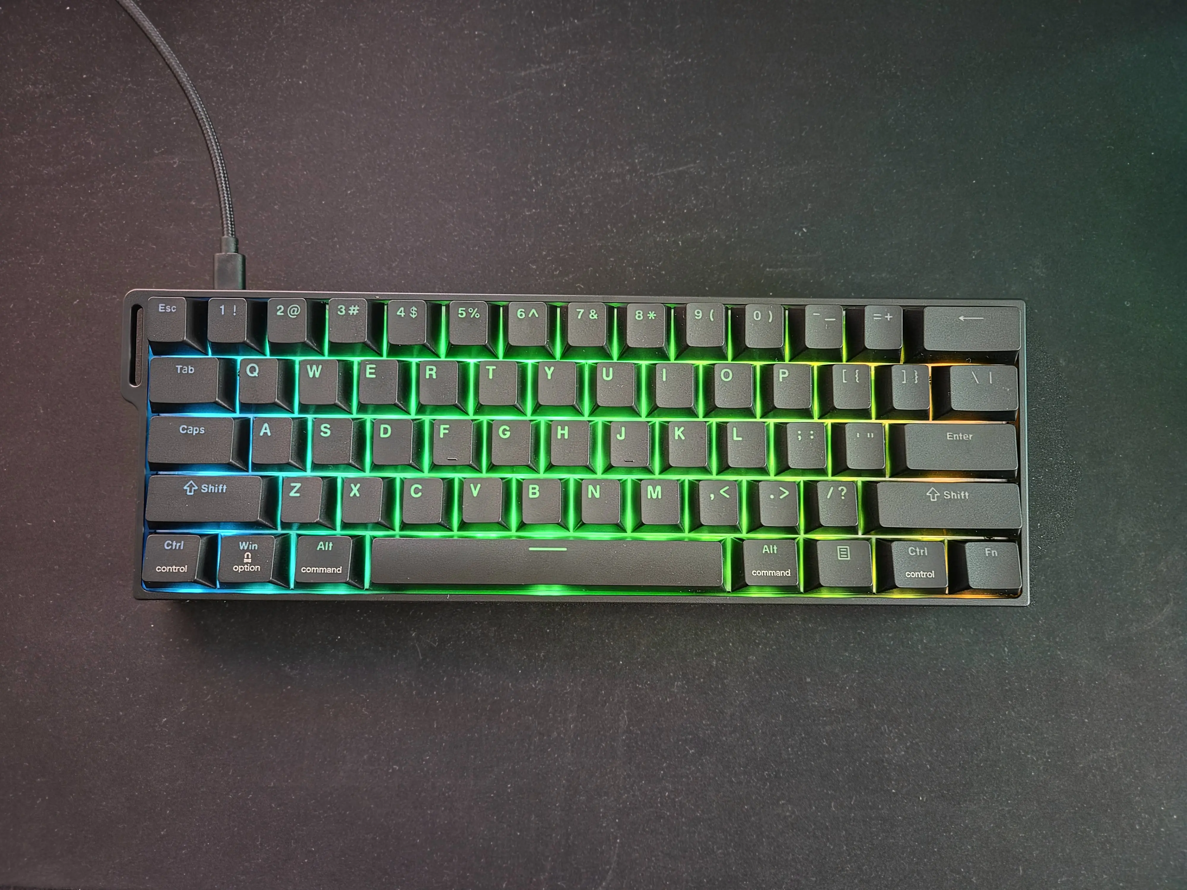 EPOMAKER HE60 avec un effet RGB dominé par le vert sur les touches centrales