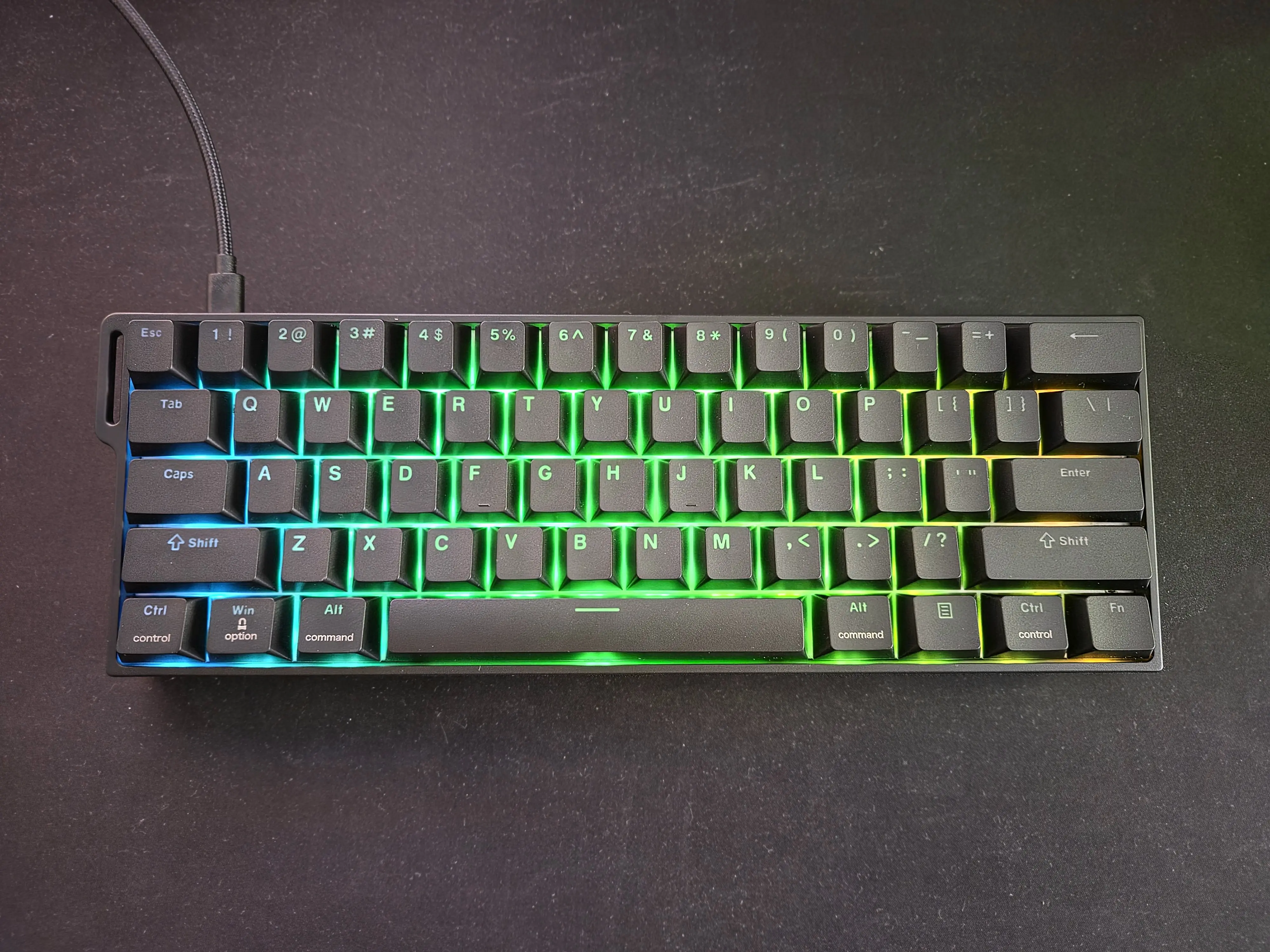 EPOMAKER HE60 vu du dessus avec un éclairage RGB vert et jaune