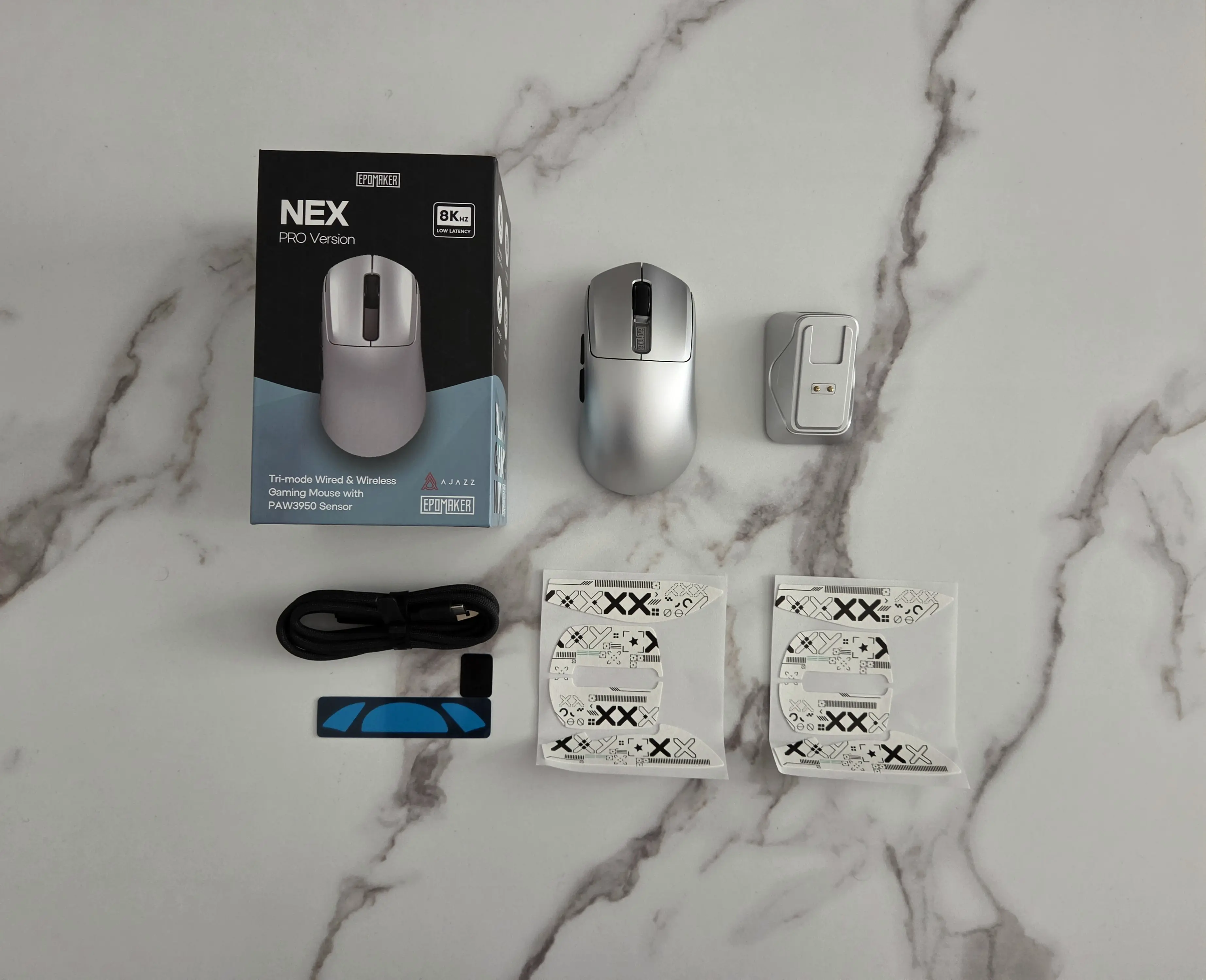 EPOMAKER NEX Pro argentée avec sa station de recharge RGB, son câble USB et sa boîte